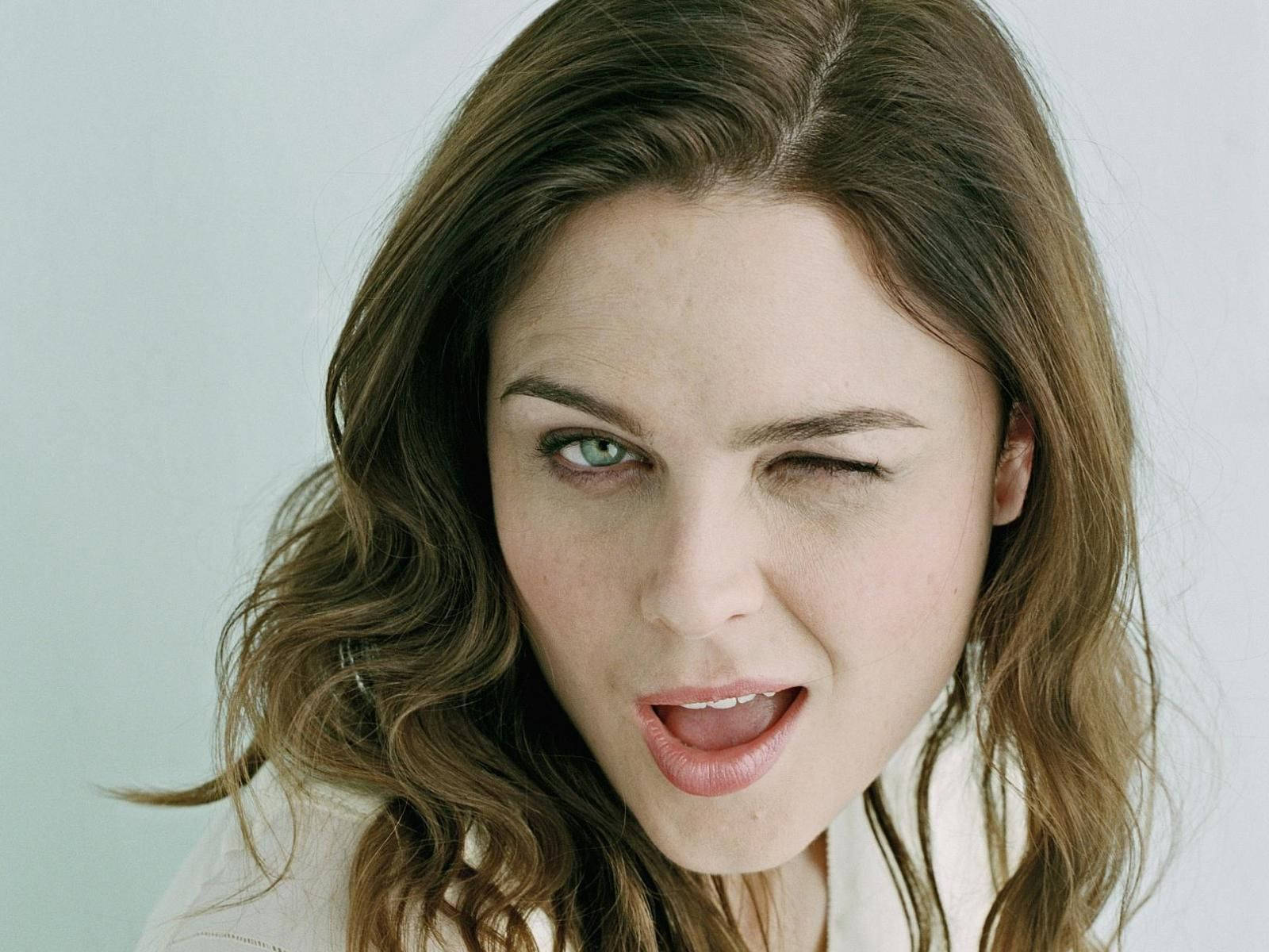 Emily Deschanel, winking, wavy brown hair, HD Desktop Wallpaper