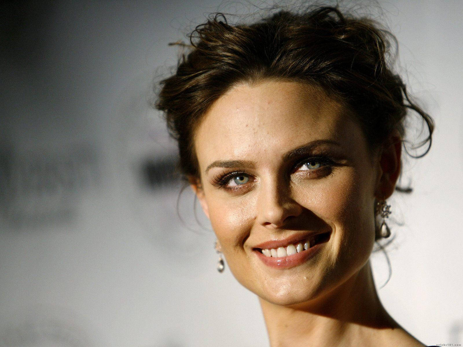 Emily Deschanel, tousled brown hair, sparkling green eyes, HD Desktop Wallpaper