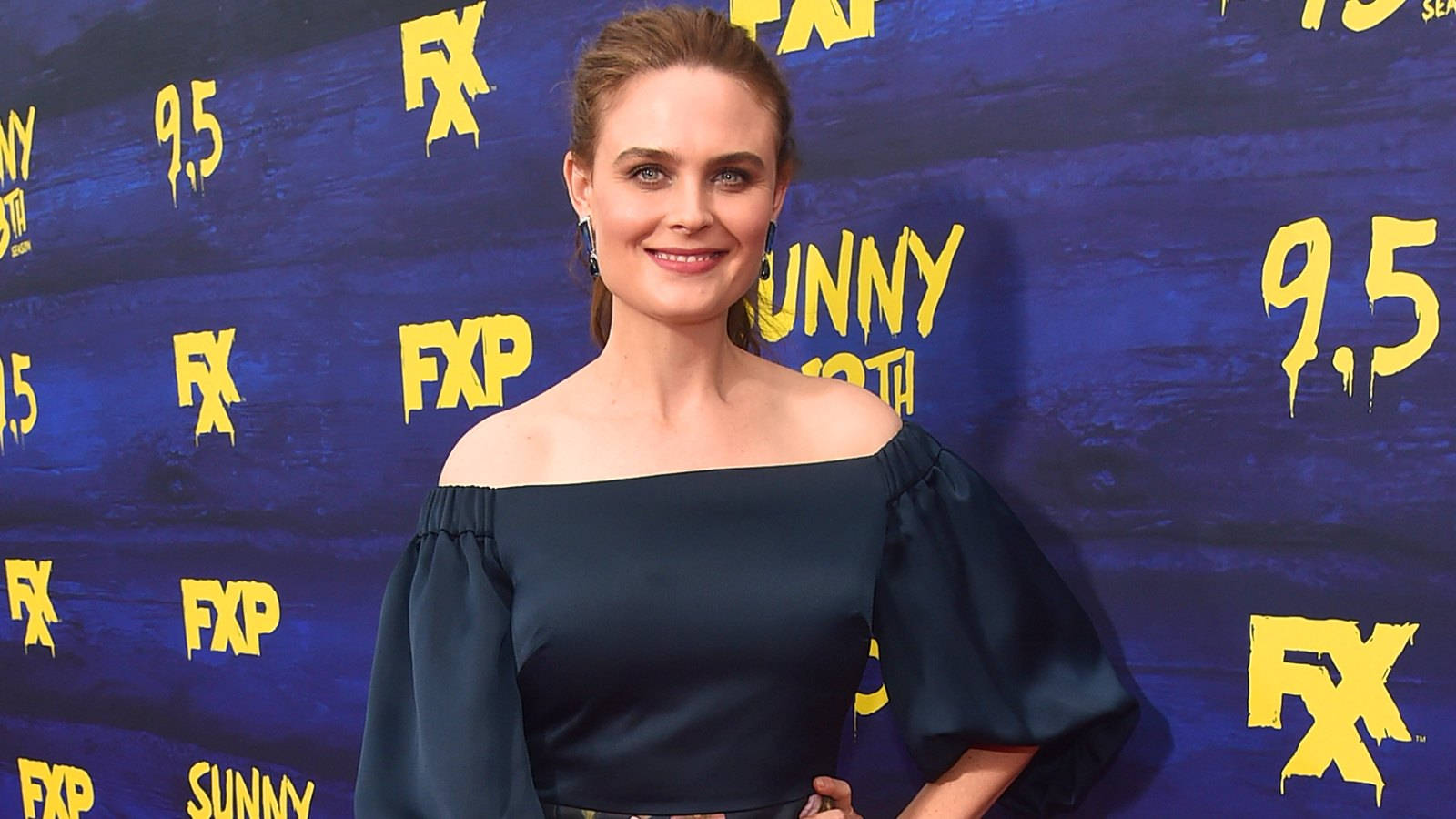 Emily Deschanel, dark blue off-the-shoulder dress, textured blue backdrop, HD Desktop Wallpaper
