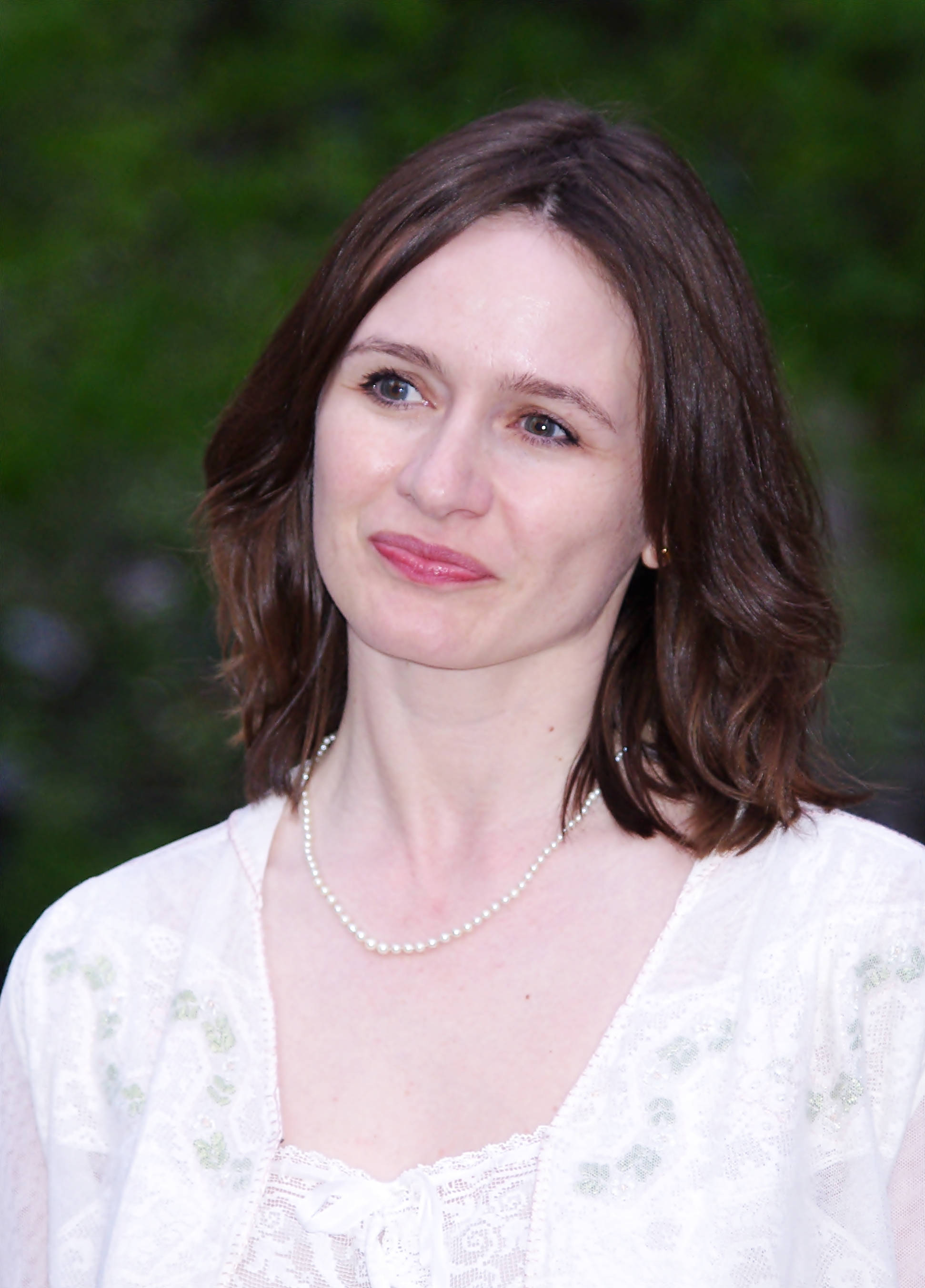 Emily Mortimer, white lace top, pearl necklace, 2K Phone Wallpaper