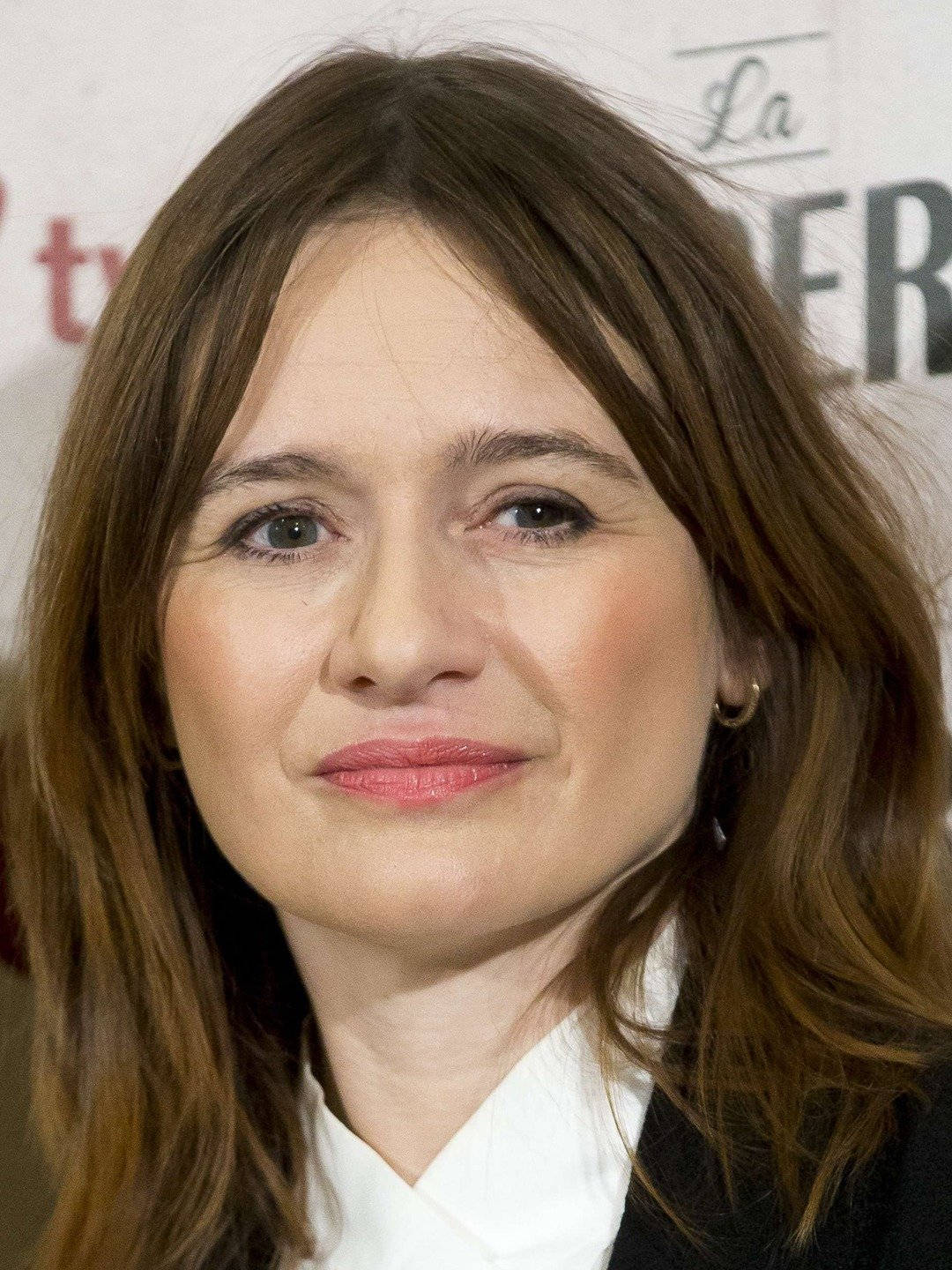 Emily Mortimer, brown hair, gentle smile, HD Phone Wallpaper