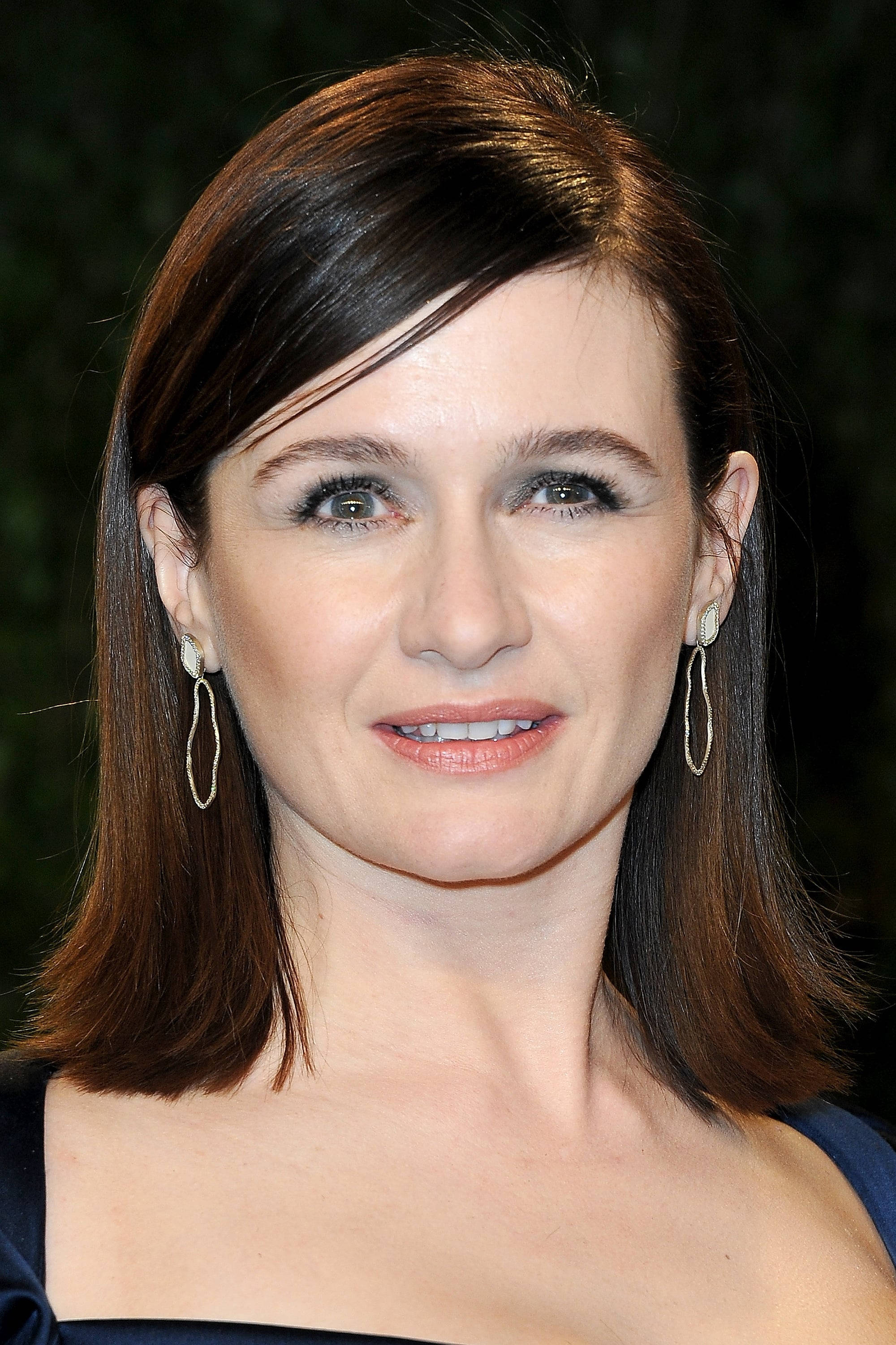 Emily Mortimer, brown hair, elegant hoop earrings, 2K Phone Wallpaper