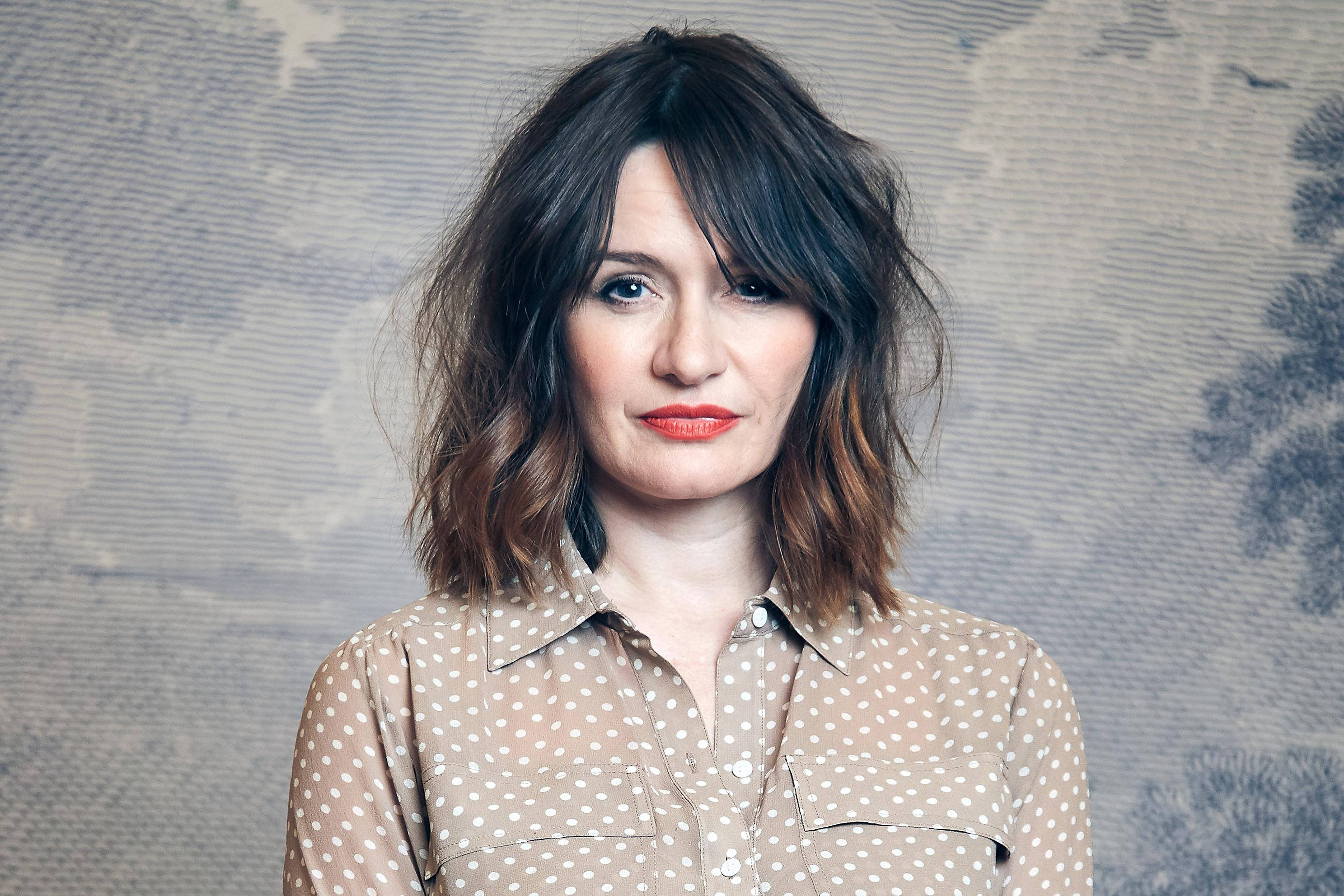 Emily Mortimer, wavy brown hair, red lipstick, 2K Desktop Wallpaper