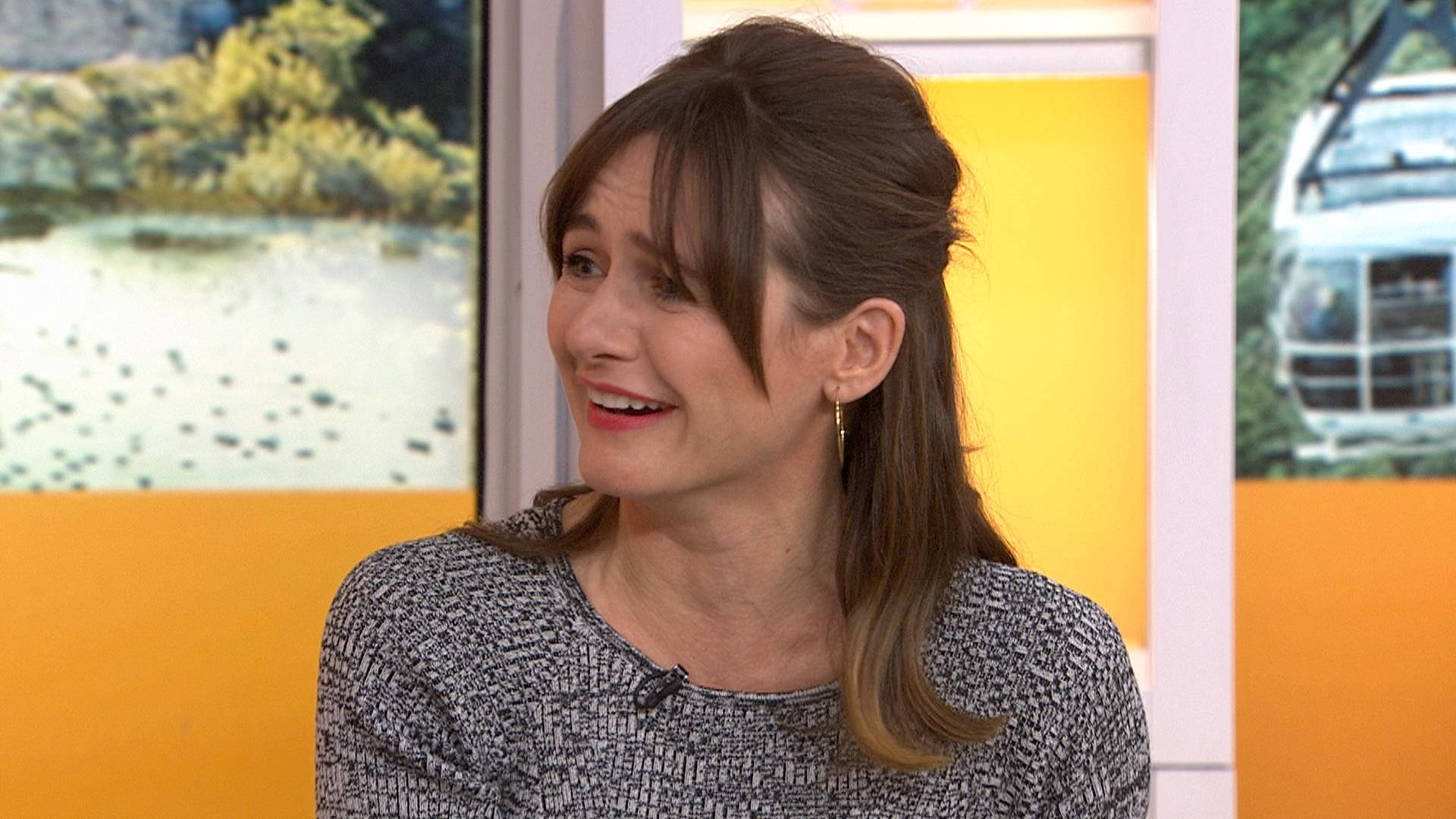 Emily Mortimer, brown hair, bright orange walls, Full HD Desktop Wallpaper
