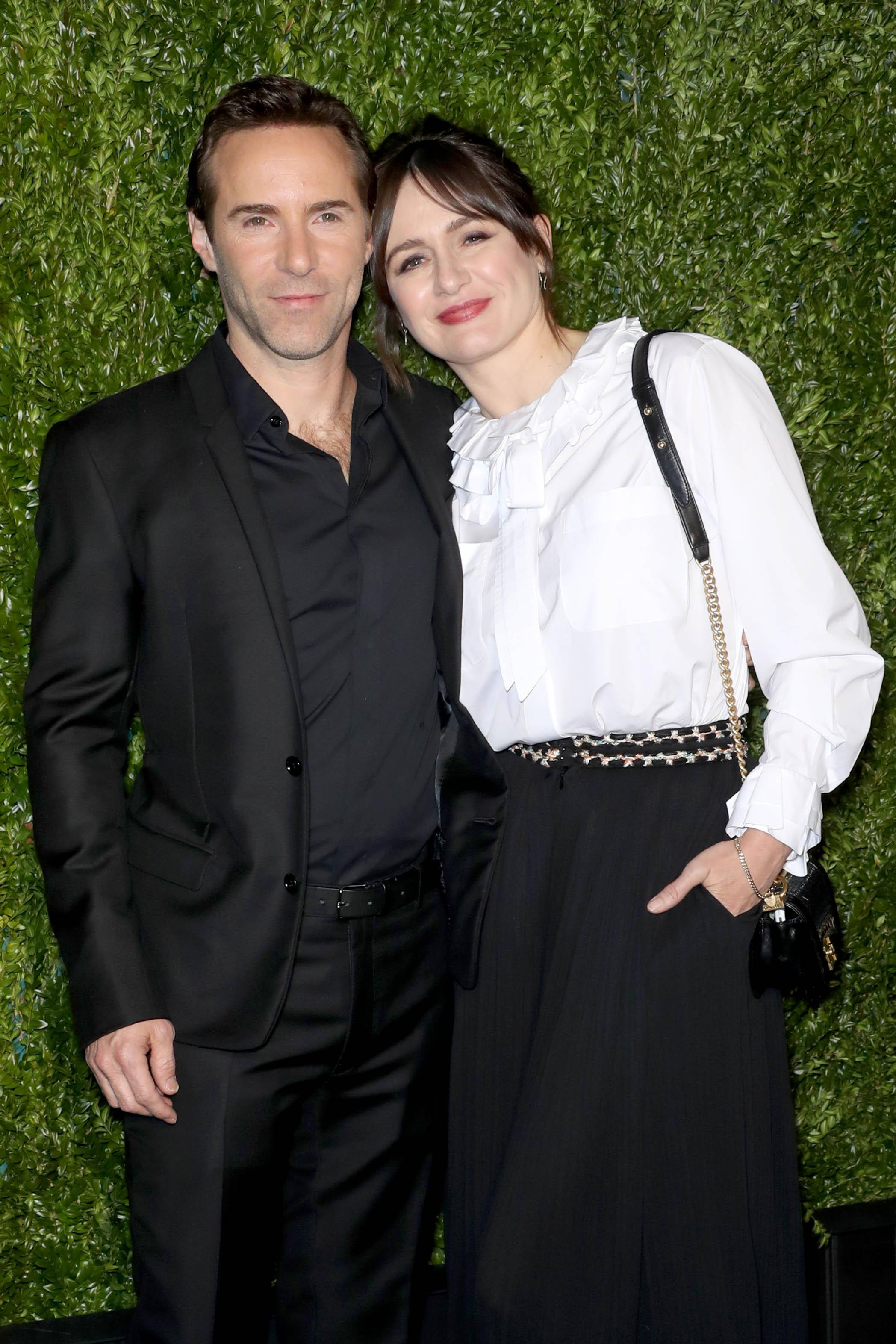 Emily Mortimer, lush green hedge wall, event, 2K Phone Wallpaper