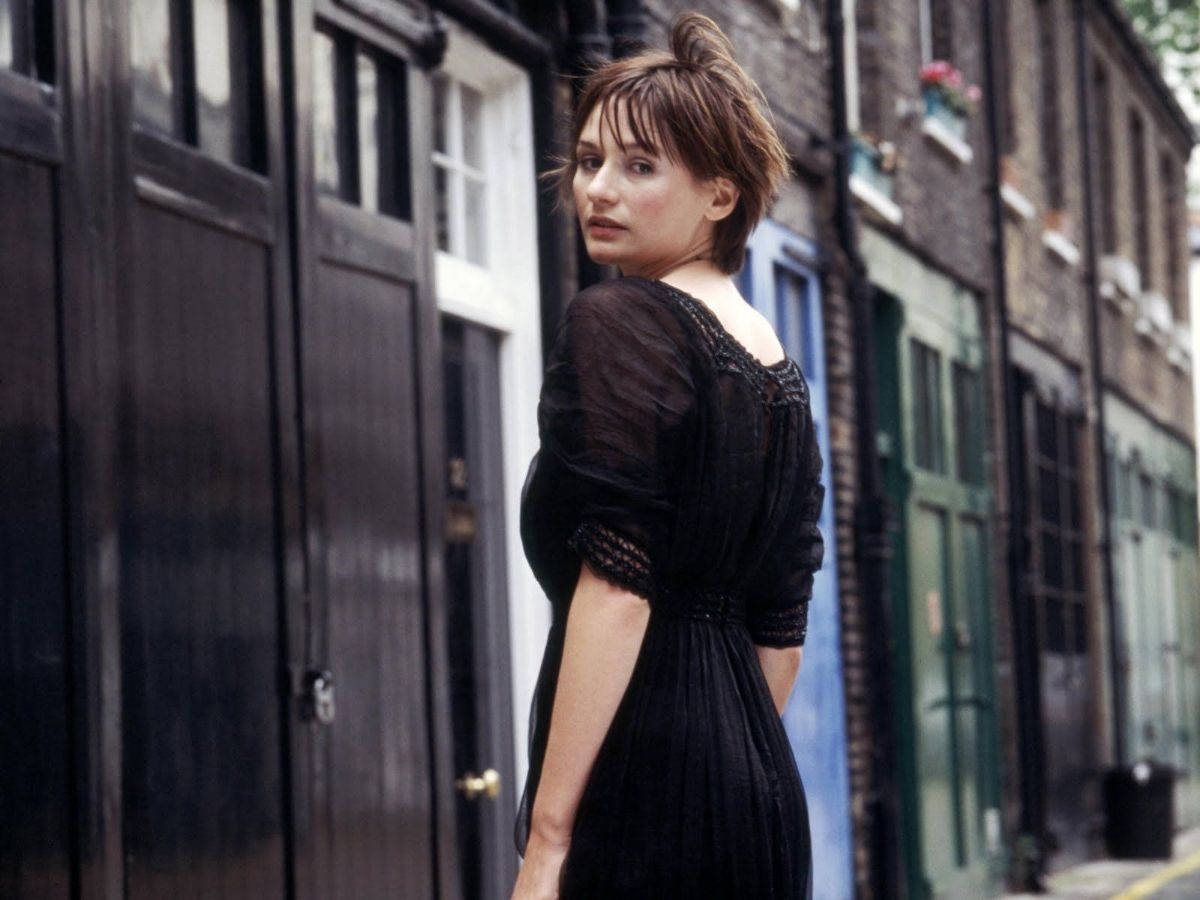Emily Mortimer, black dress, narrow urban street, SD Desktop Wallpaper