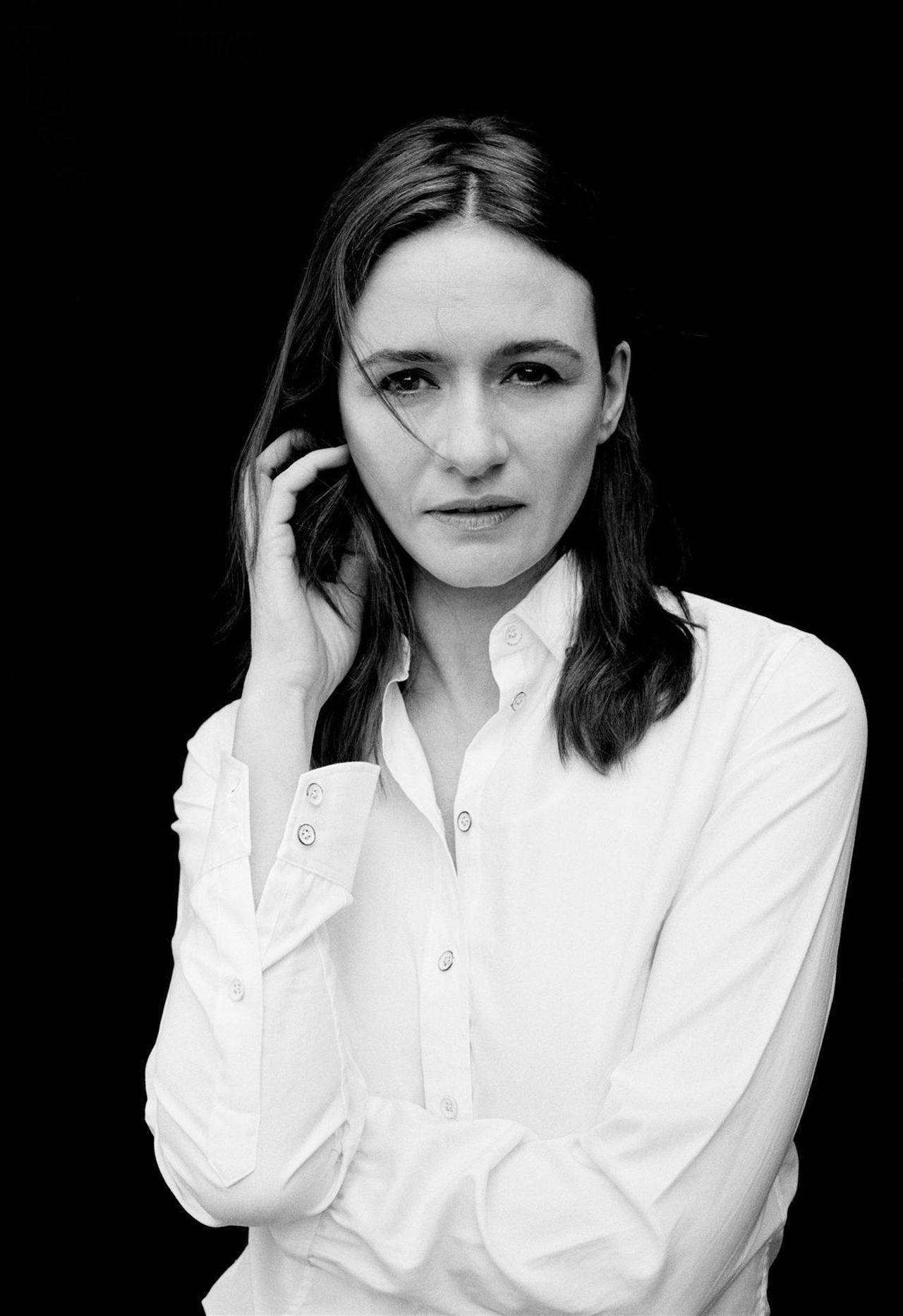 Emily Mortimer, white button-up shirt, stark black background, HD Phone Wallpaper