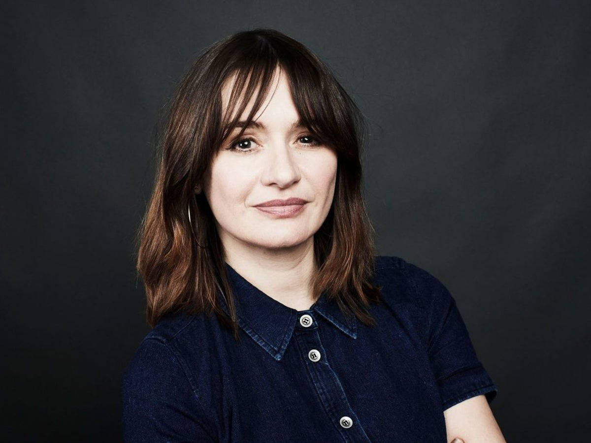 Emily Mortimer, dark blue denim shirt, shoulder-length brown hair, SD Desktop Wallpaper