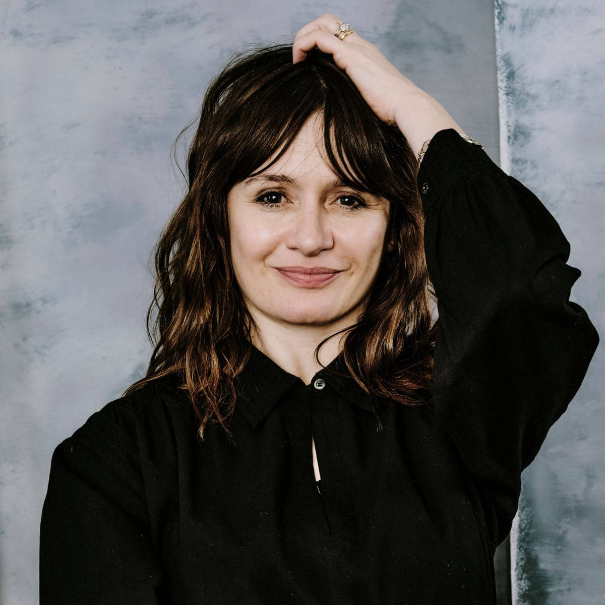 Emily Mortimer, dark wavy hair, gentle smile, SD Desktop Wallpaper