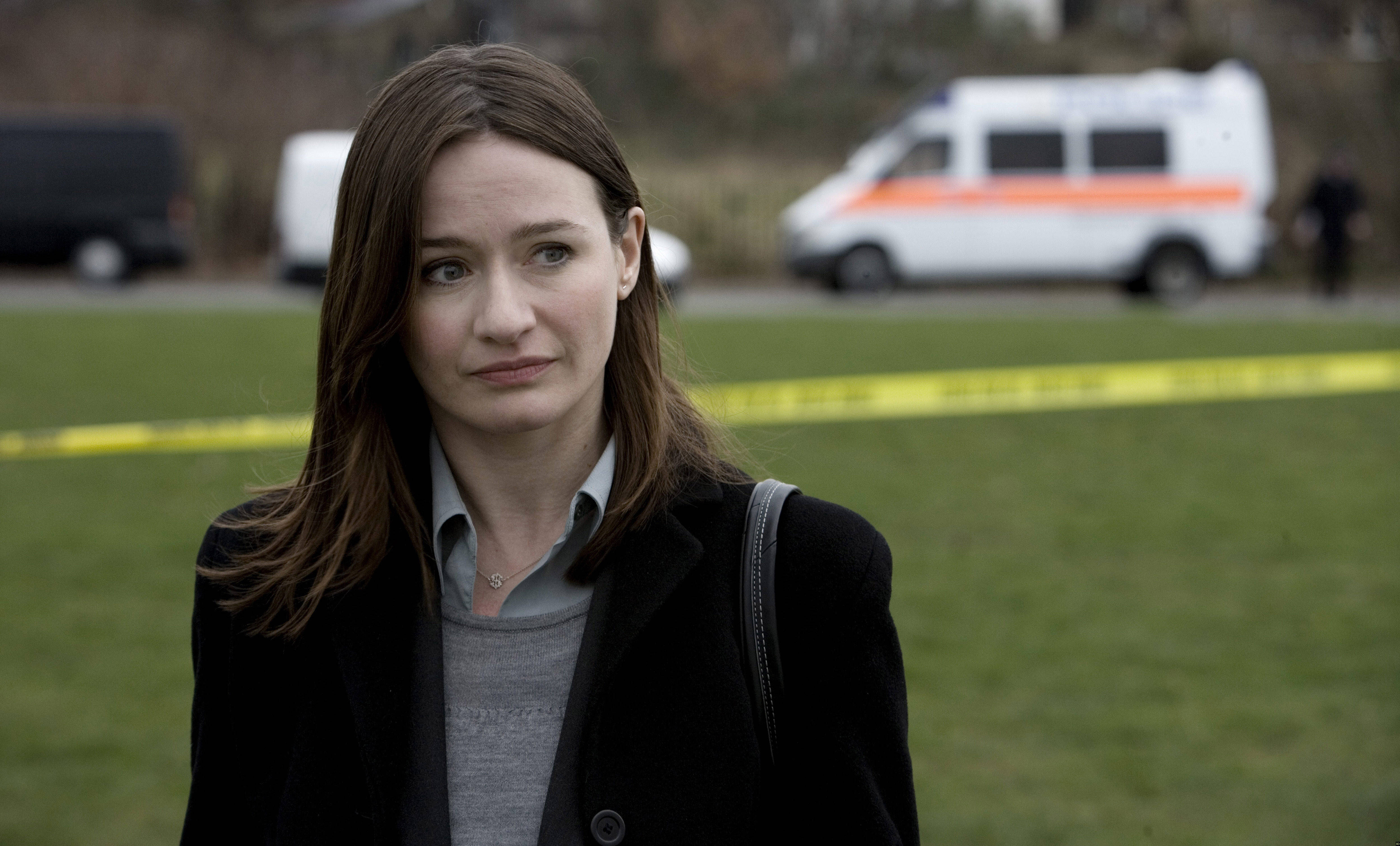 Emily Mortimer, black coat, grassy field, 4K Desktop Wallpaper