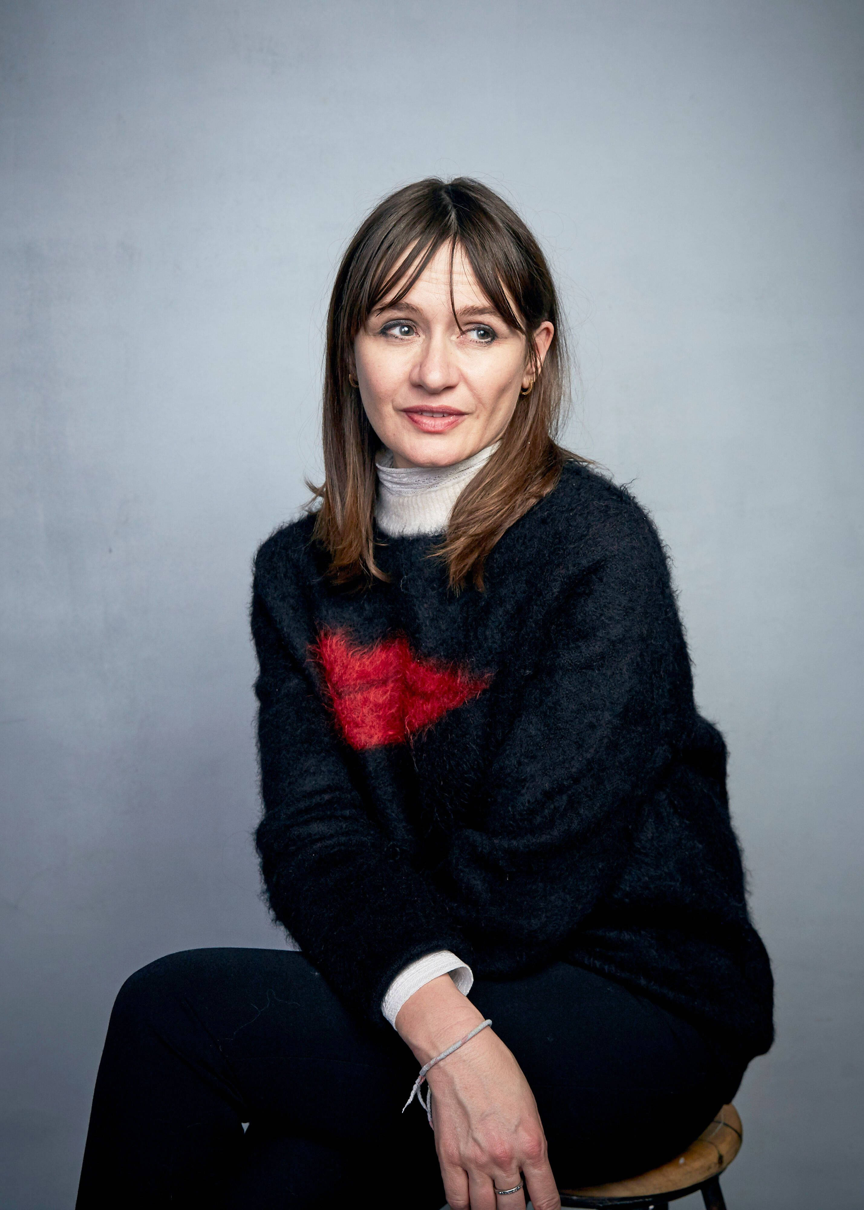 Emily Mortimer, brown hair, stool, 4K Phone Wallpaper