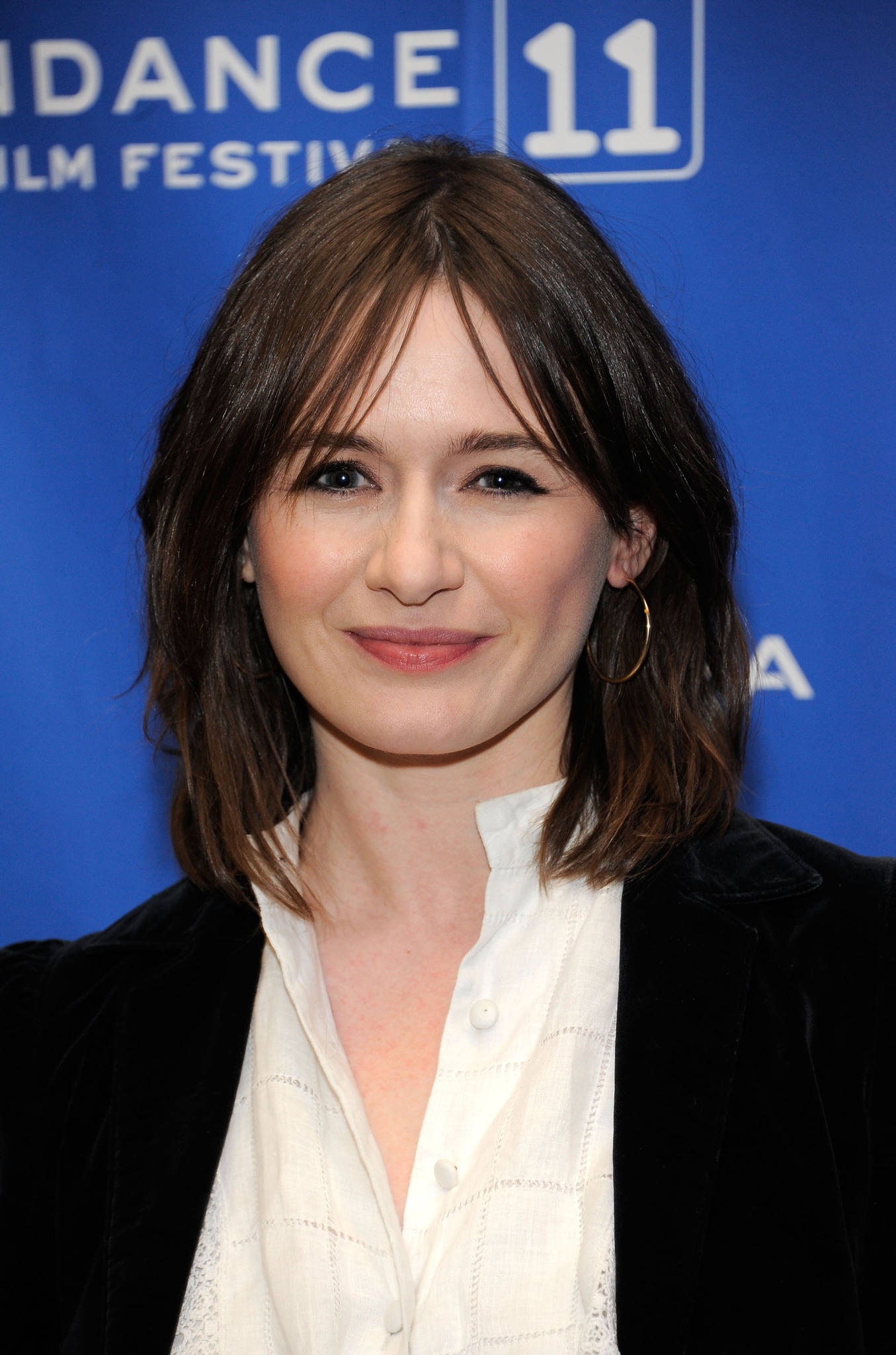 Emily Mortimer, black velvet jacket, white blouse, Full HD Phone Wallpaper