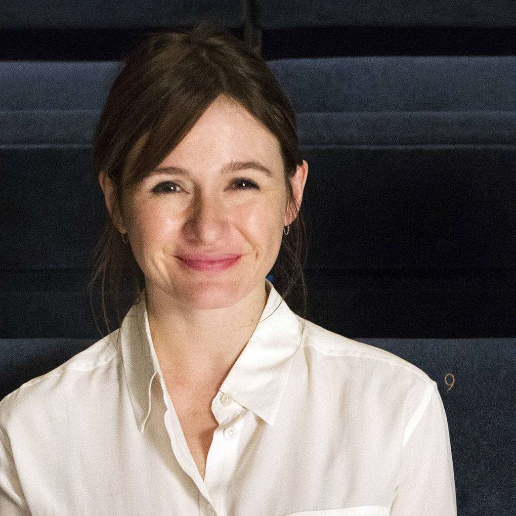 Emily Mortimer, brown hair, dark blue theater seat, SD Desktop Wallpaper
