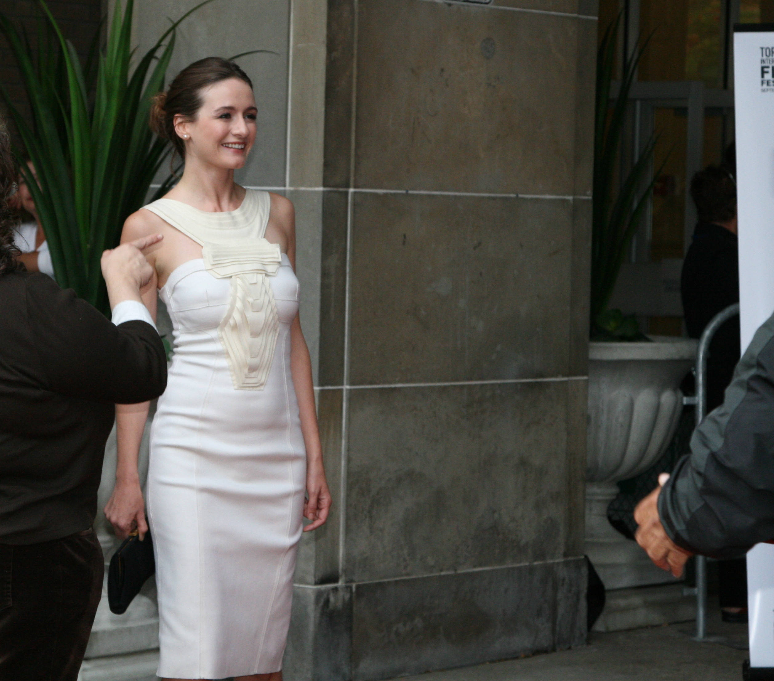 Emily Mortimer, white sculptural dress, stone building entrance, Full HD Desktop Wallpaper