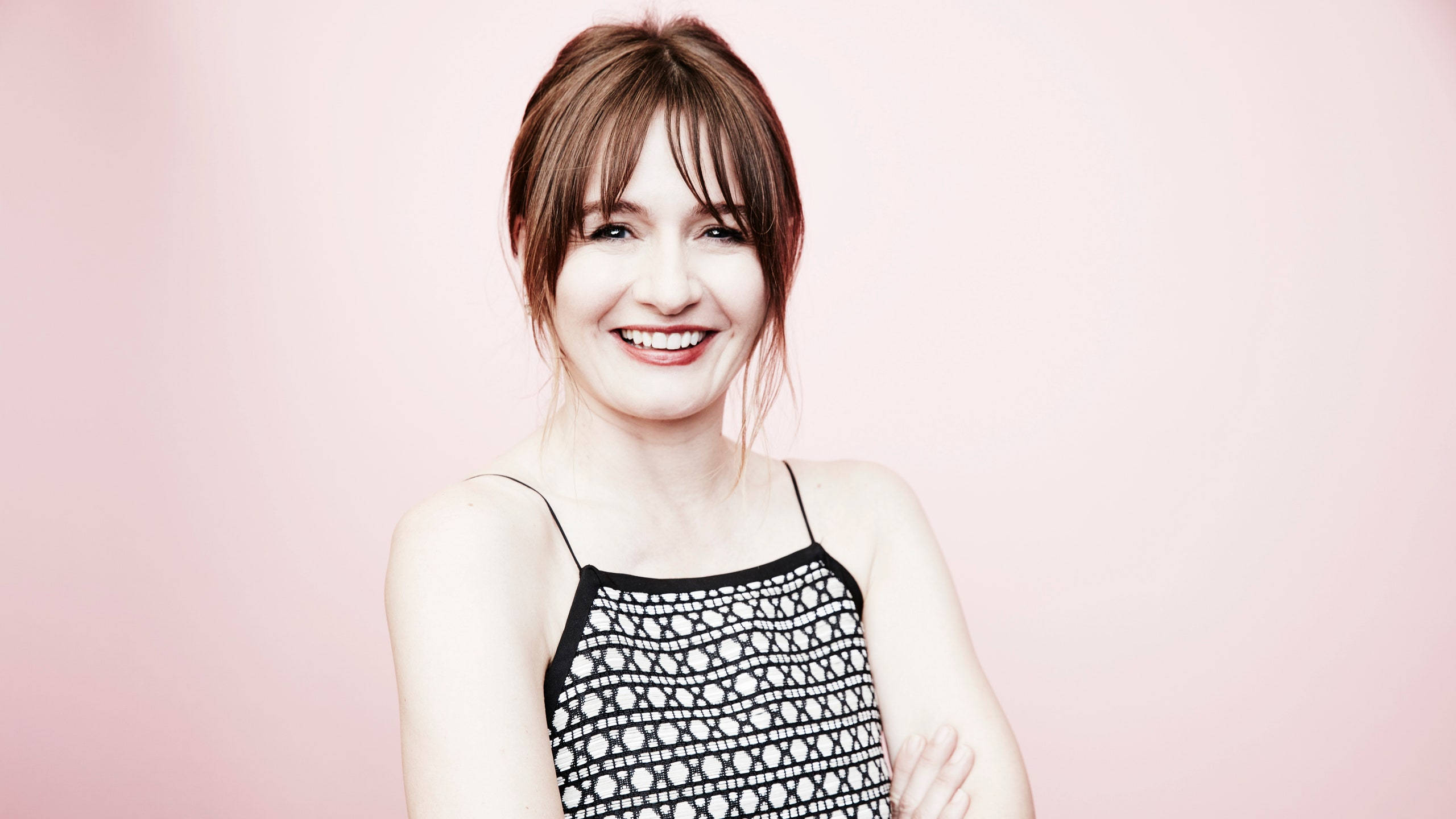 Emily Mortimer, brown hair, soft pink studio background, 2K Desktop Wallpaper