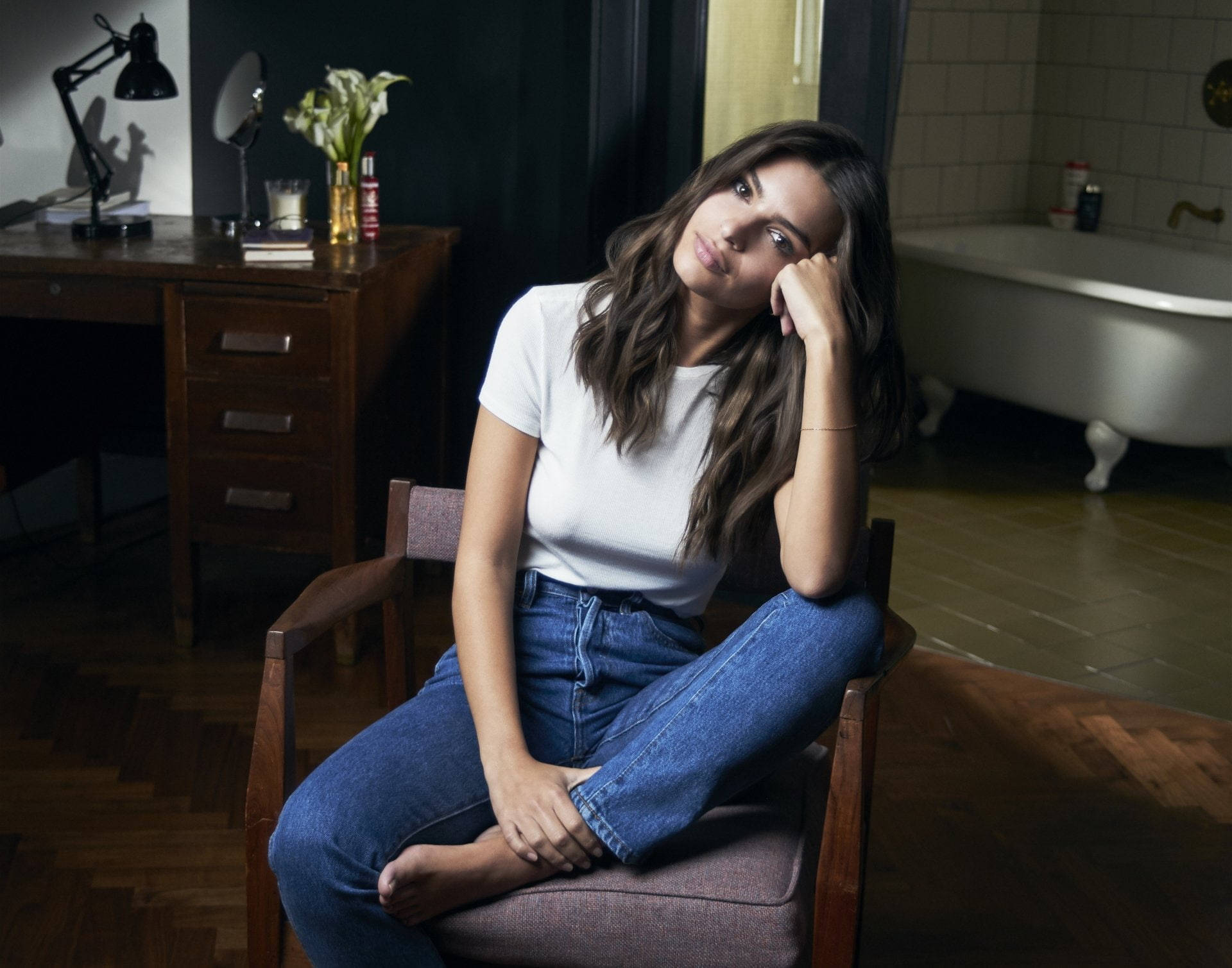 Emily Ratajkowski, white tee, jeans, Full HD Desktop Wallpaper