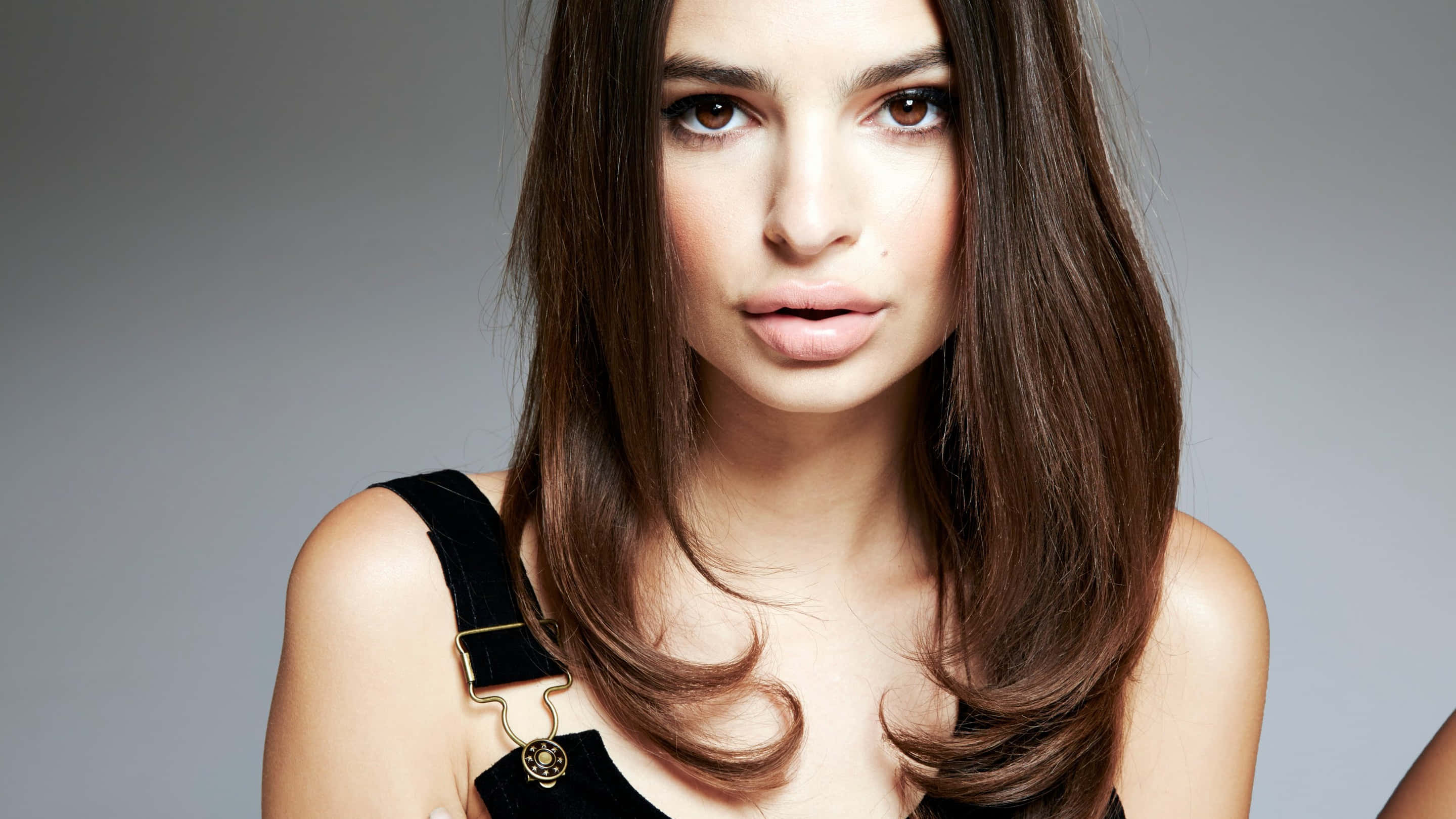 Emily Ratajkowski, long brown hair, black suspenders, 2K Desktop Wallpaper