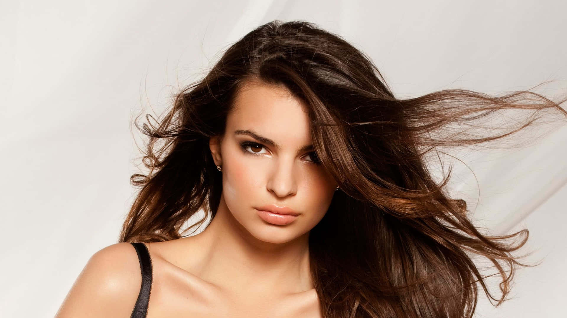 Emily Ratajkowski, flowing brown hair, soft white background, Full HD Desktop Wallpaper
