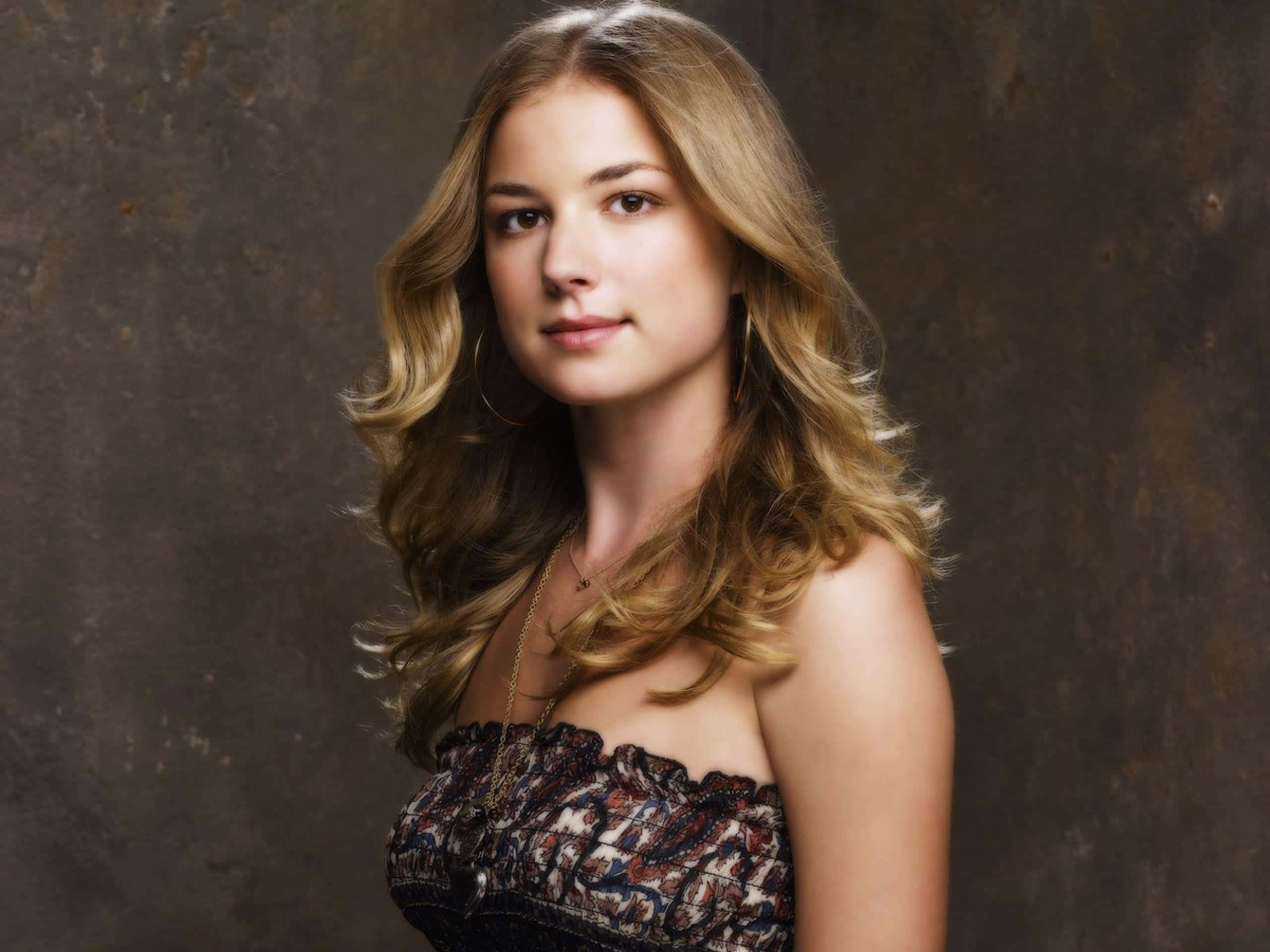 Emily Vancamp, wavy blonde hair, hoop earrings, 2K Desktop Wallpaper