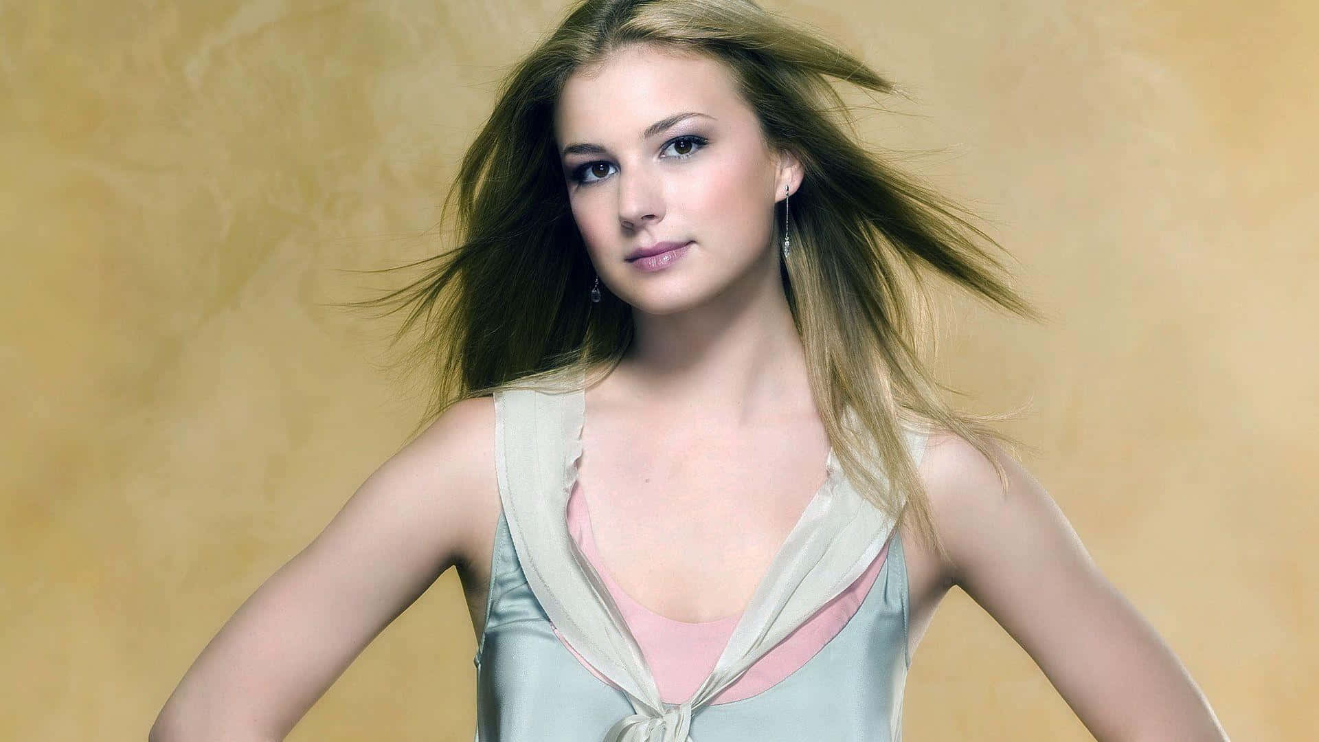 Emily Vancamp, flowing blonde hair, soft smile, Full HD Desktop Wallpaper