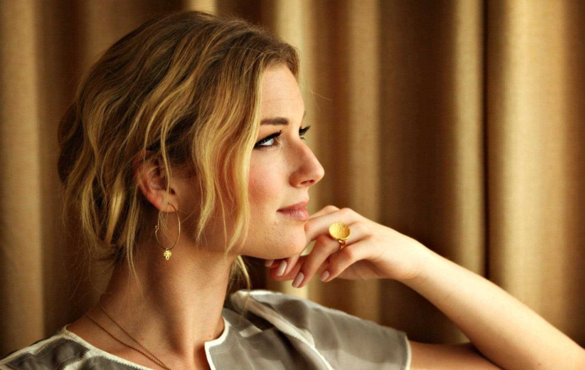 Emily Vancamp, blonde hair, gold jewelry, HD Desktop Wallpaper