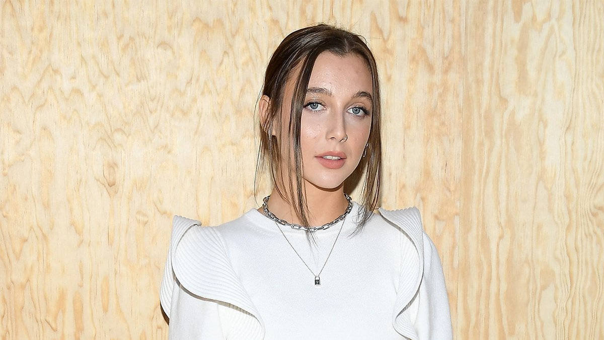 Emma Chamberlain, silver jewelry, blue eyes, SD Desktop Wallpaper