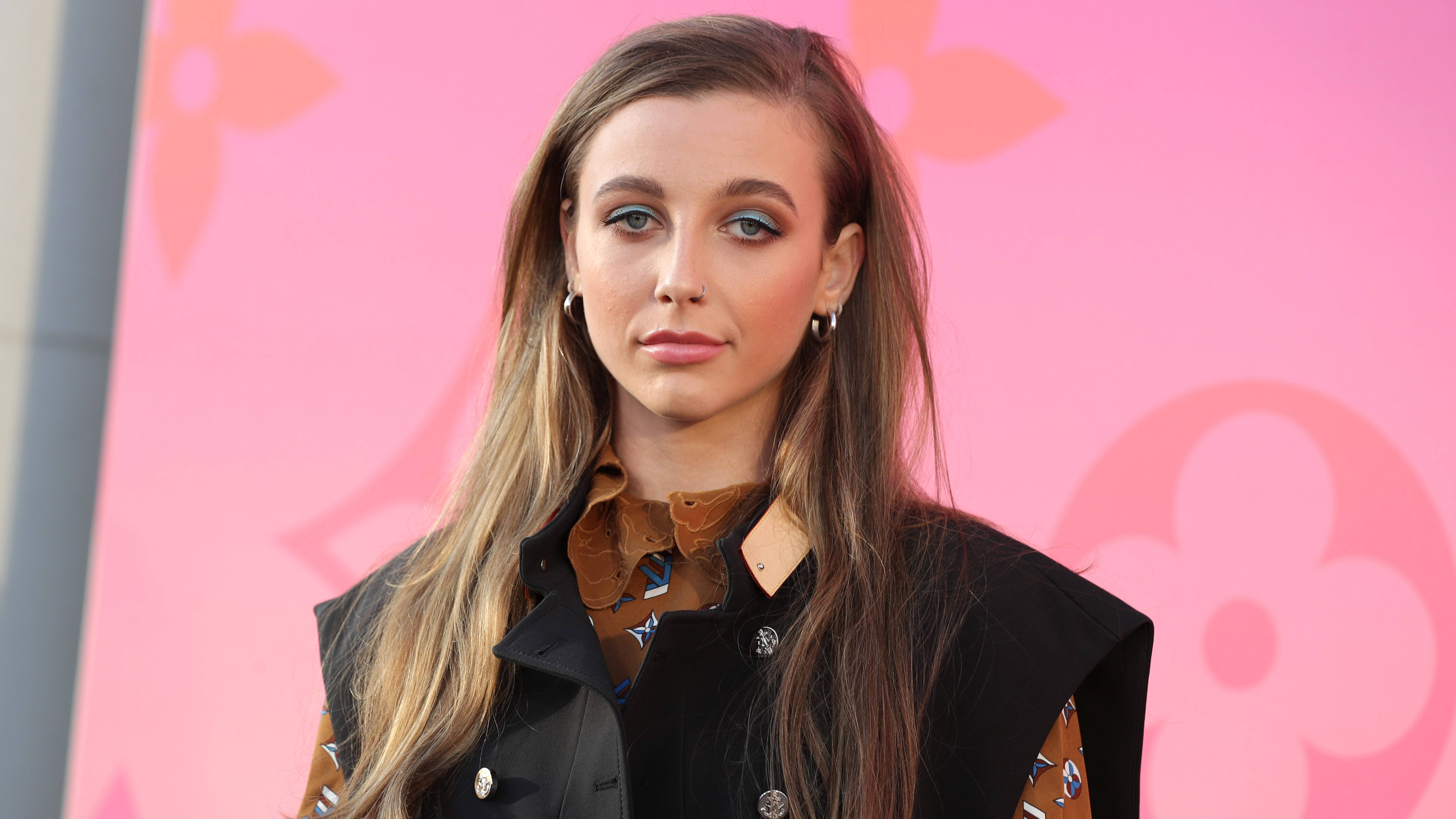 Emma Chamberlain, Instagram post, vibrant pink floral backdrop, 4K Desktop Wallpaper