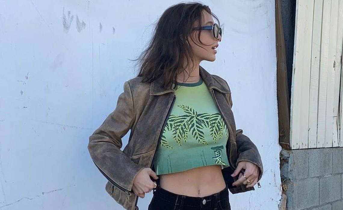 Emma Chamberlain, brown leather jacket, green crop top, SD Desktop Wallpaper