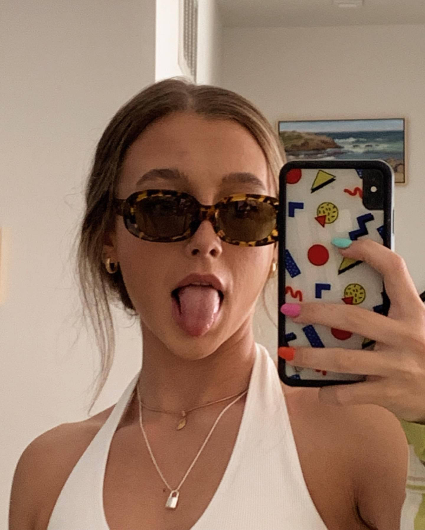 Emma Chamberlain, tortoiseshell sunglasses, playful mirror selfie, HD Phone Wallpaper
