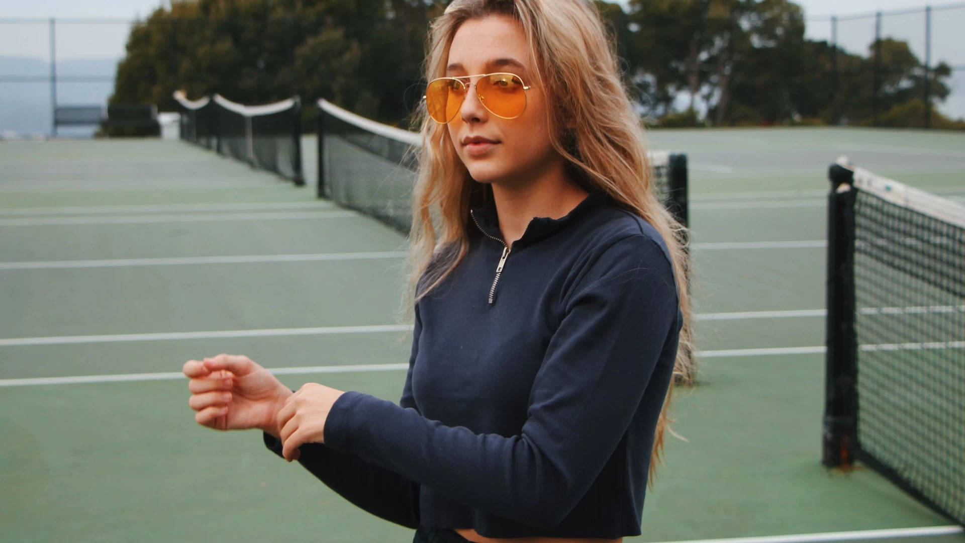 Emma Chamberlain, tennis court, blonde hair, Full HD Desktop Wallpaper