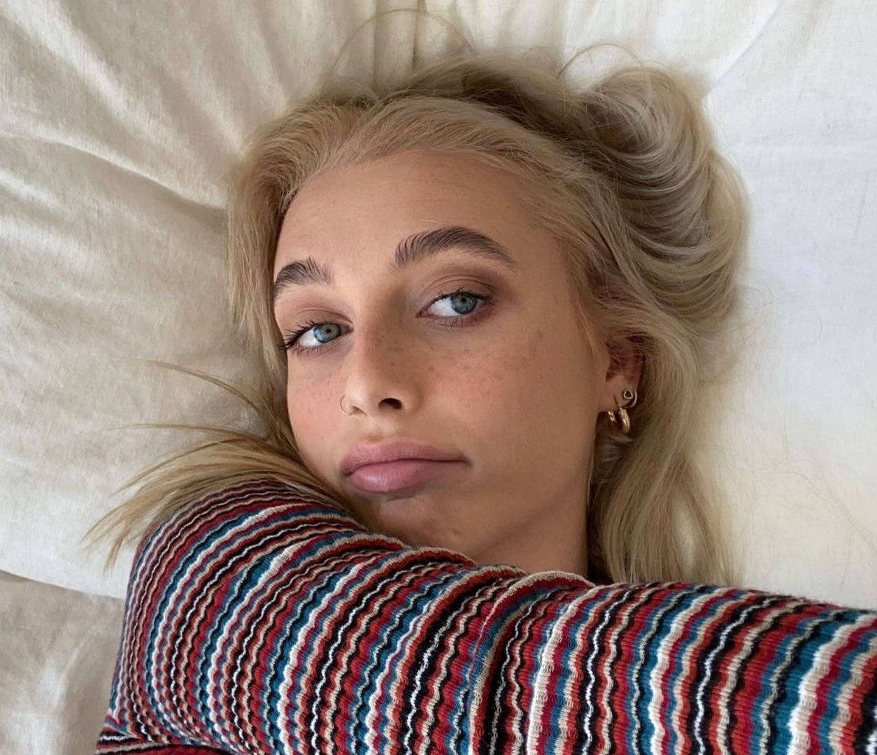 Emma Chamberlain, blonde hair, blue eyes, SD Desktop Wallpaper