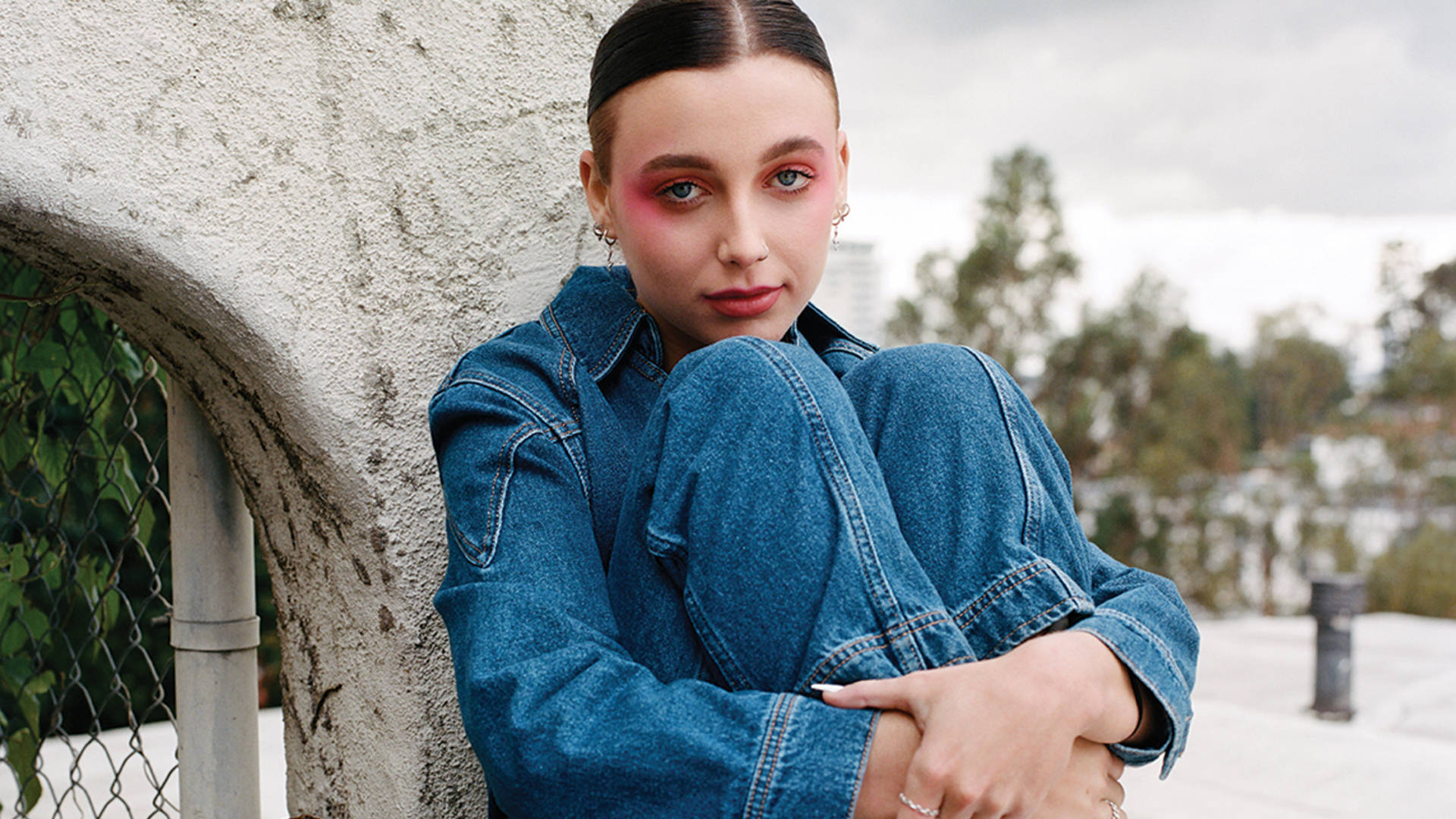 Emma Chamberlain, denim outfit, bold pink eye makeup, Full HD Desktop Wallpaper