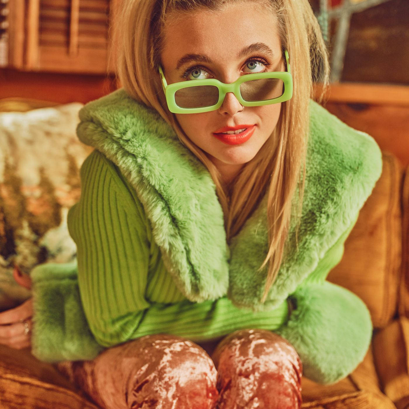 Emma Chamberlain, Nike crewneck, vibrant green, HD Desktop Wallpaper