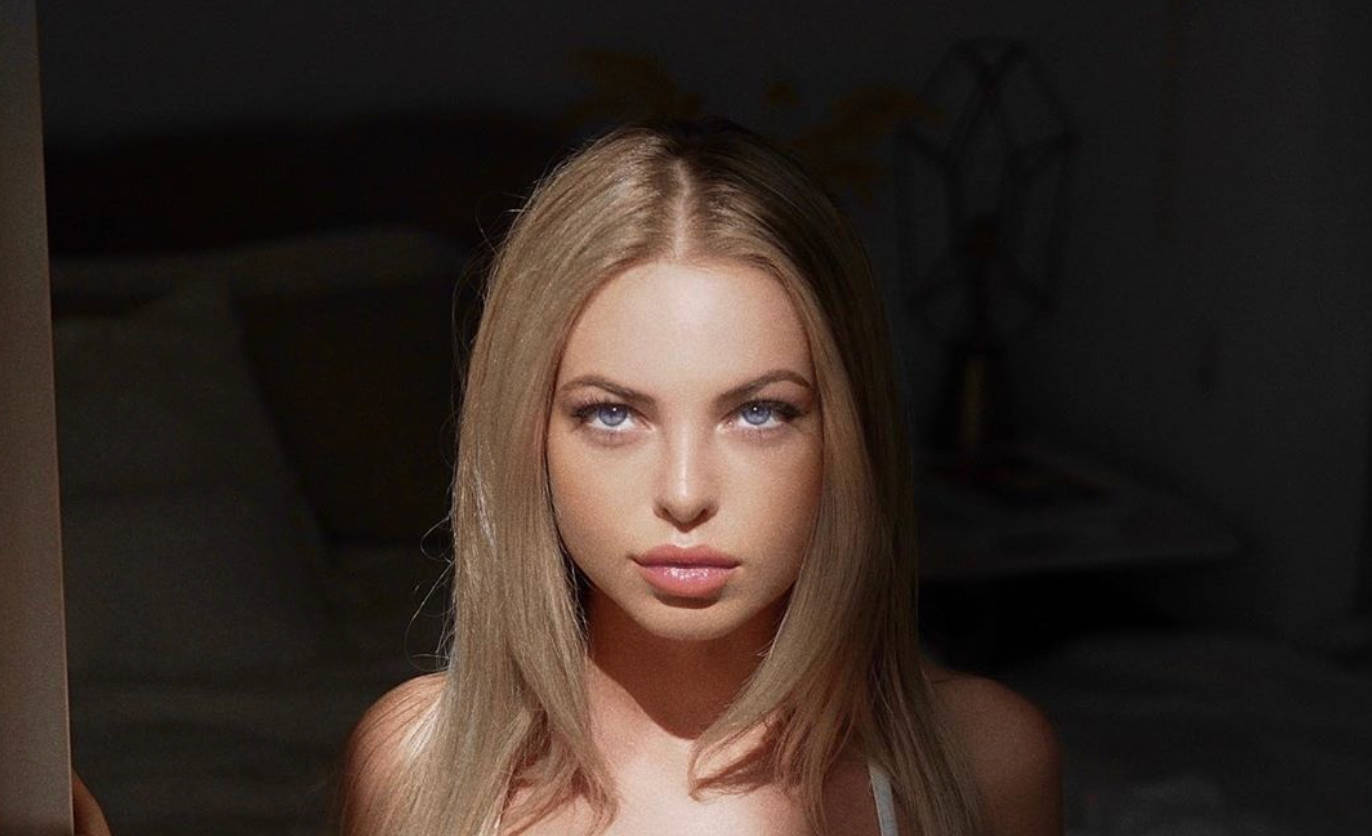Emma Kotos, blonde hair, piercing blue eyes, HD Desktop Wallpaper
