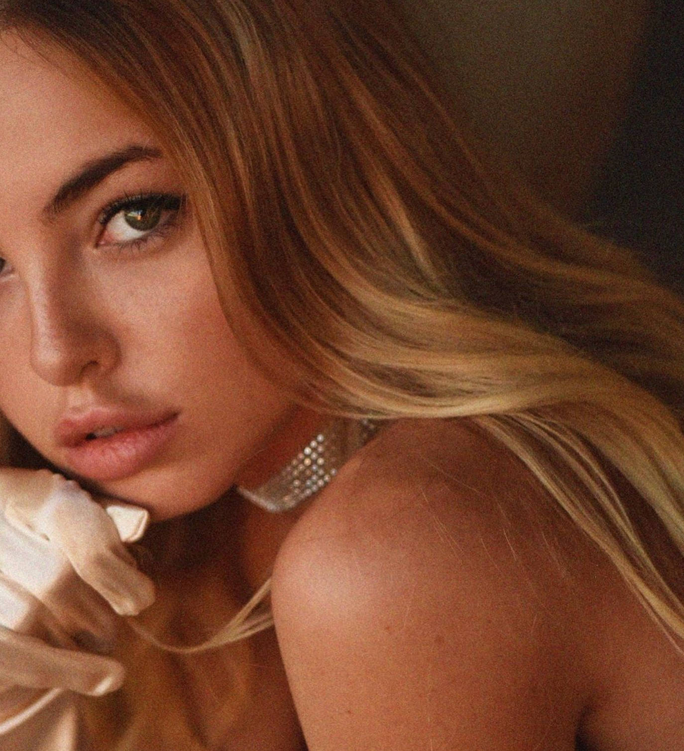 Emma Kotos, diamond necklace, pearl choker, HD Phone Wallpaper