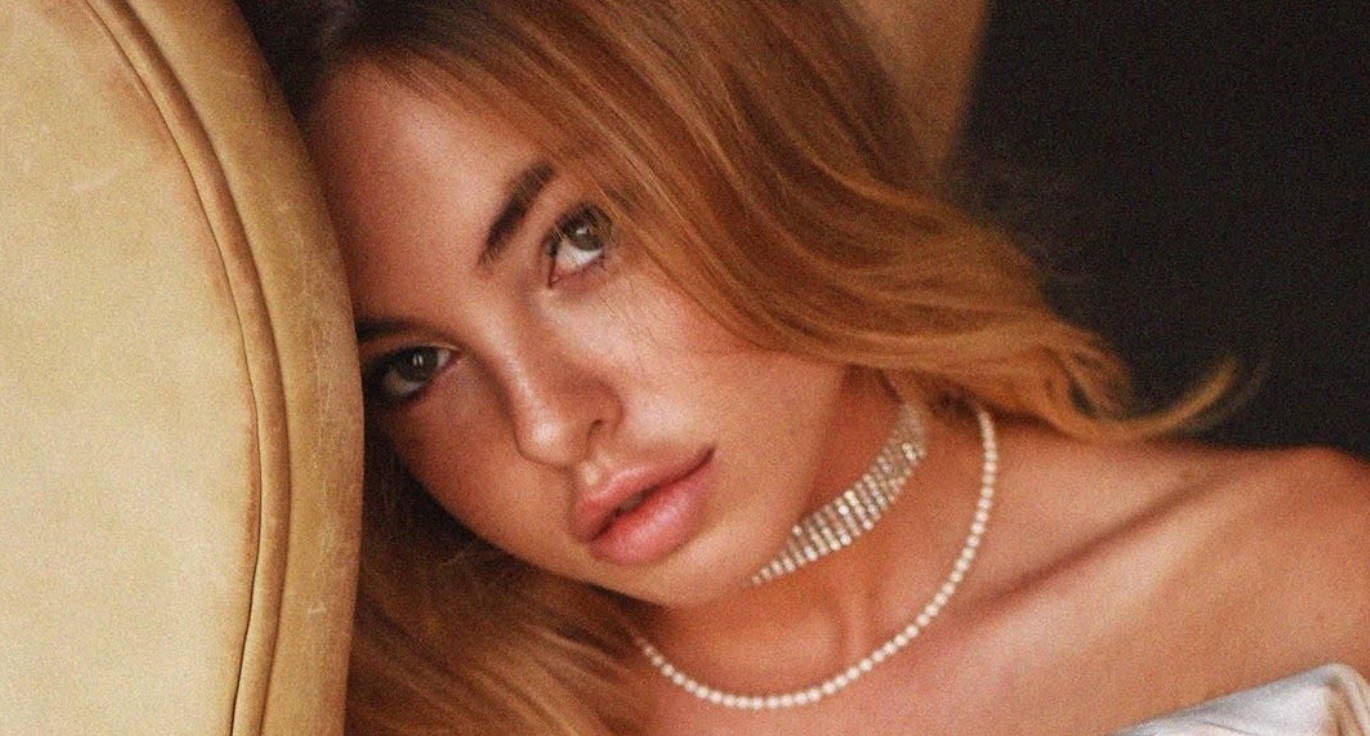 Emma Kotos, golden hair, pearl necklace, HD Desktop Wallpaper