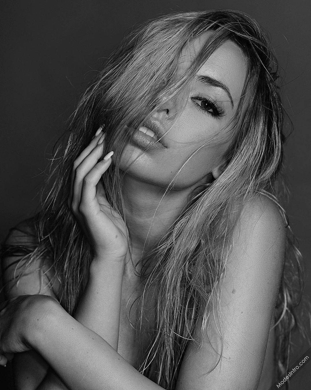 Emma Kotos, wet hair, black and white portrait, HD Phone Wallpaper