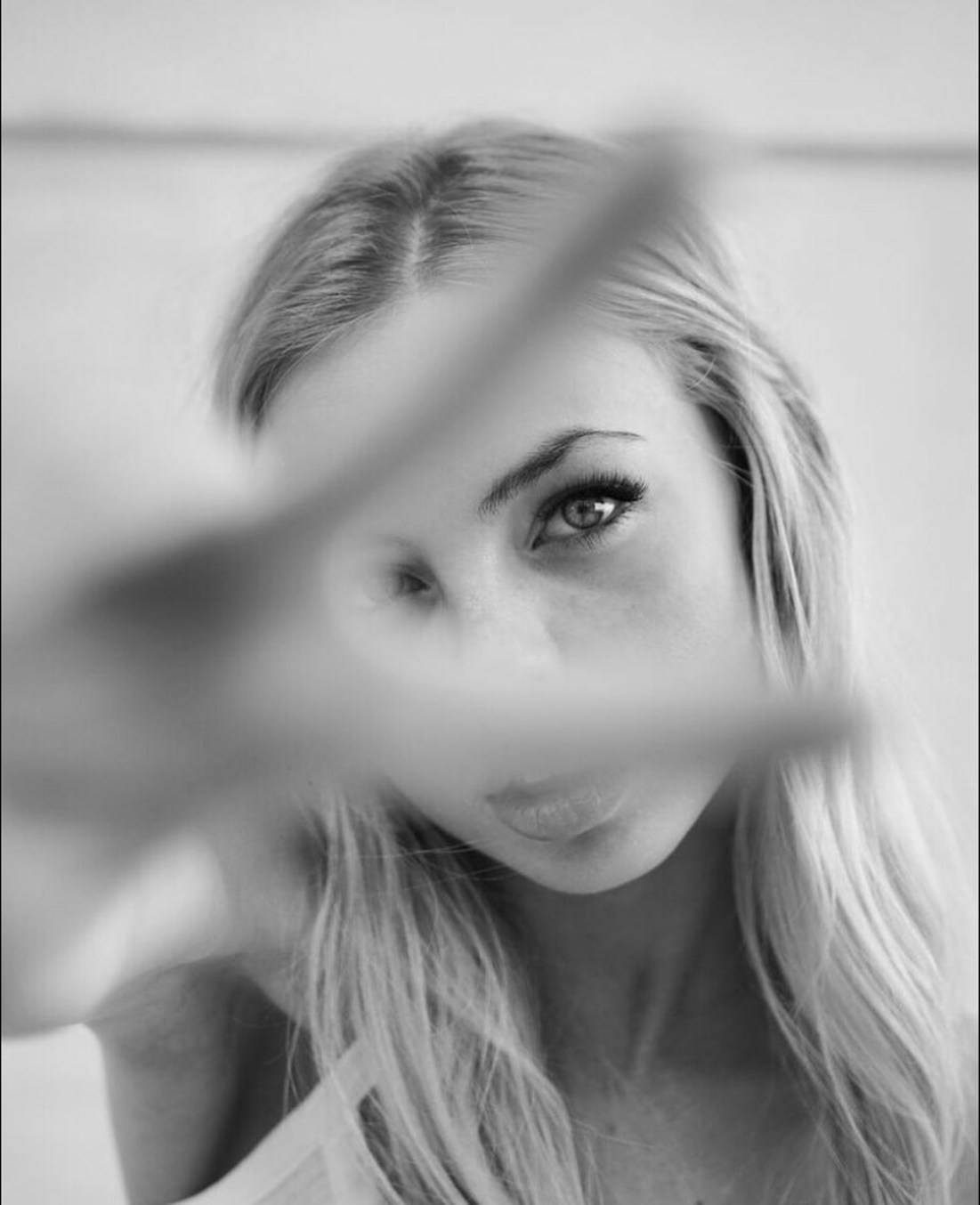 Emma Kotos, peace sign, black and white portrait, HD Phone Wallpaper