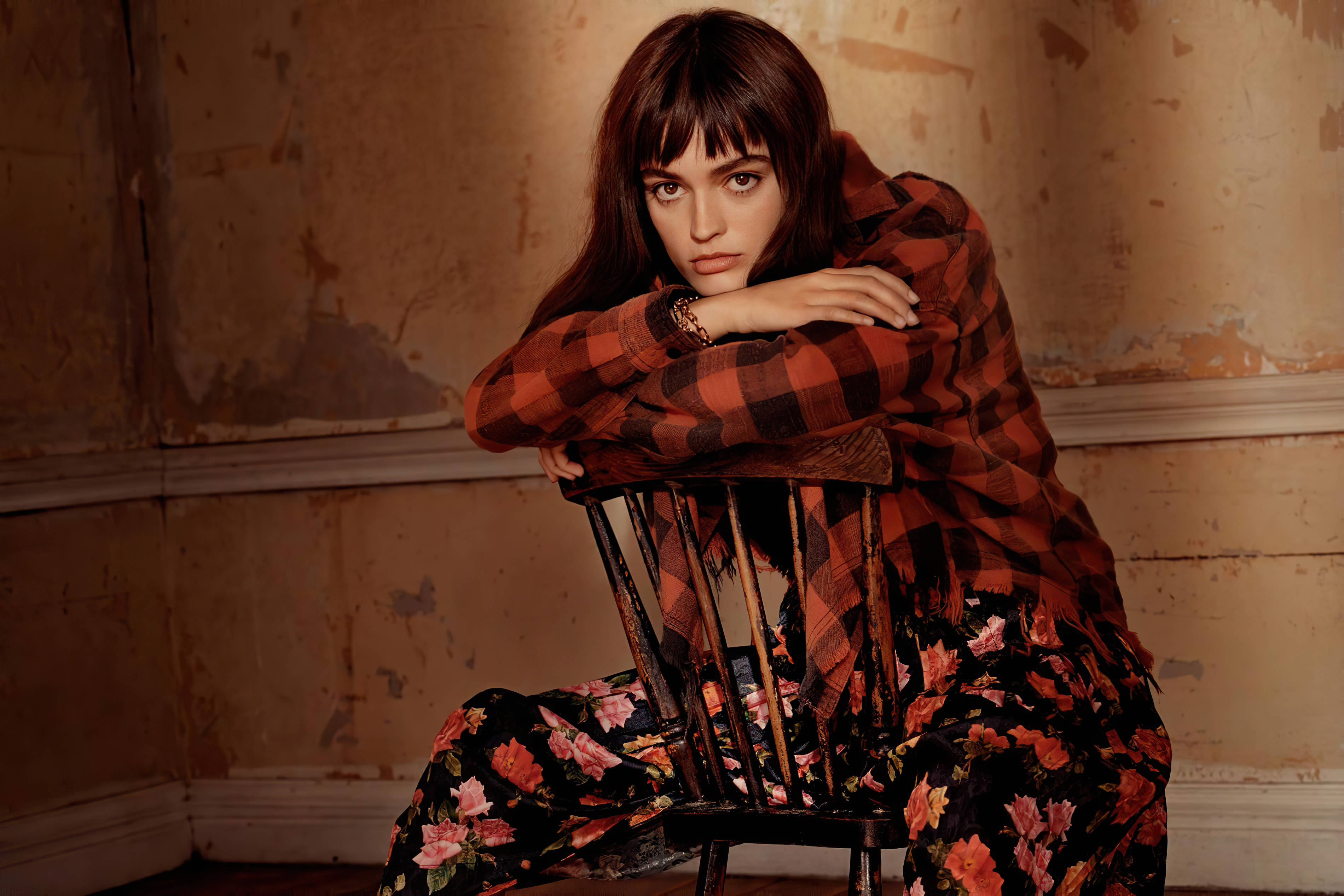 Emma Mackey, red plaid shirt, floral pants, 2K Desktop Wallpaper