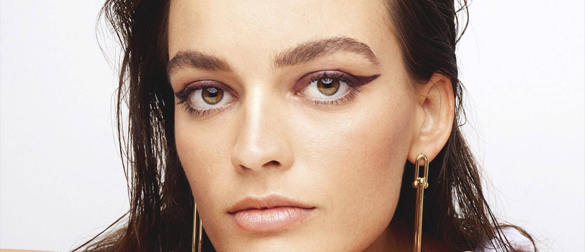 Emma Mackey, winged liner, gold paperclip earrings, Full HD Desktop Wallpaper