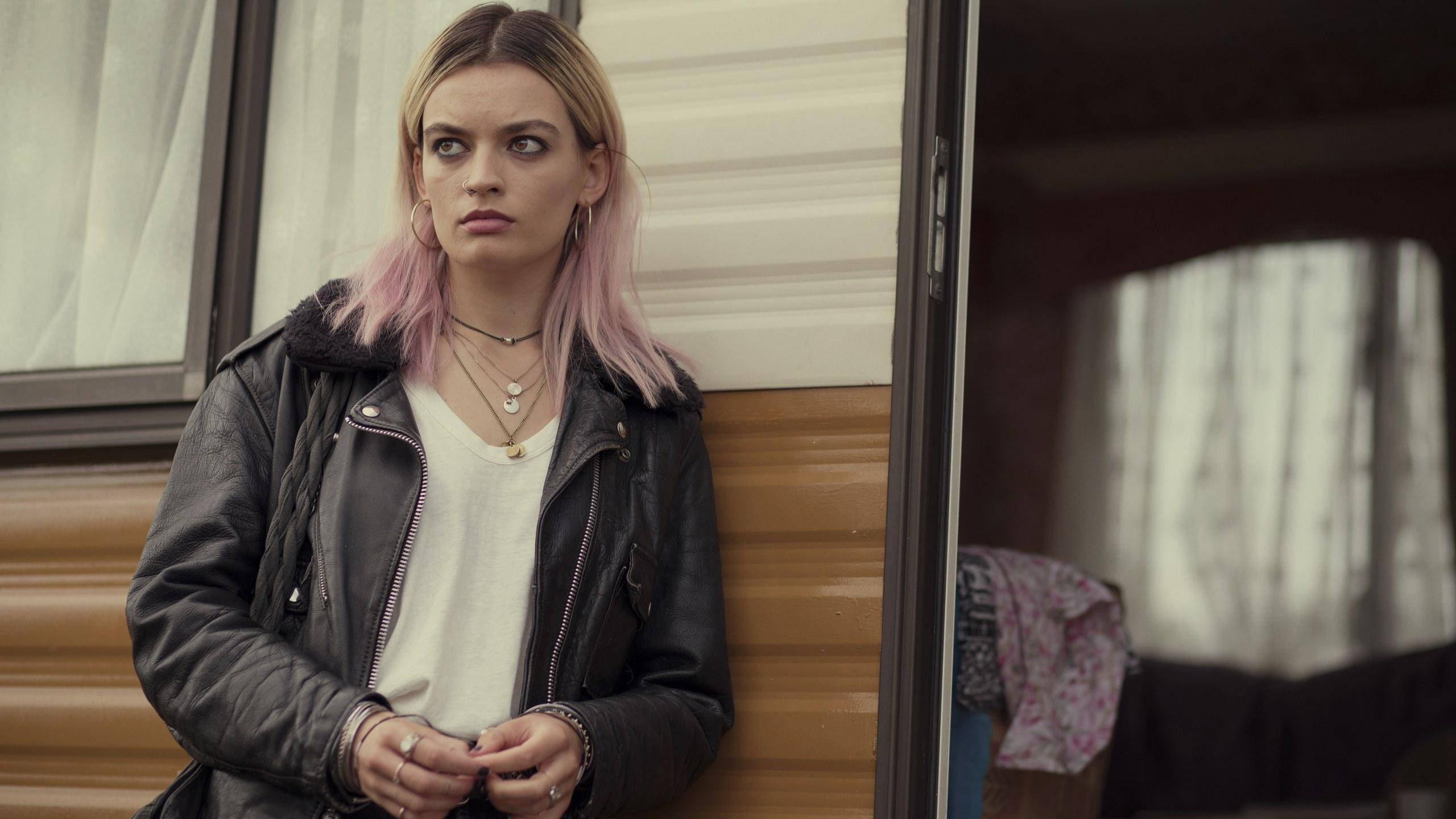 Emma Mackey, trailer park, pink-tipped hair, 2K Desktop Wallpaper