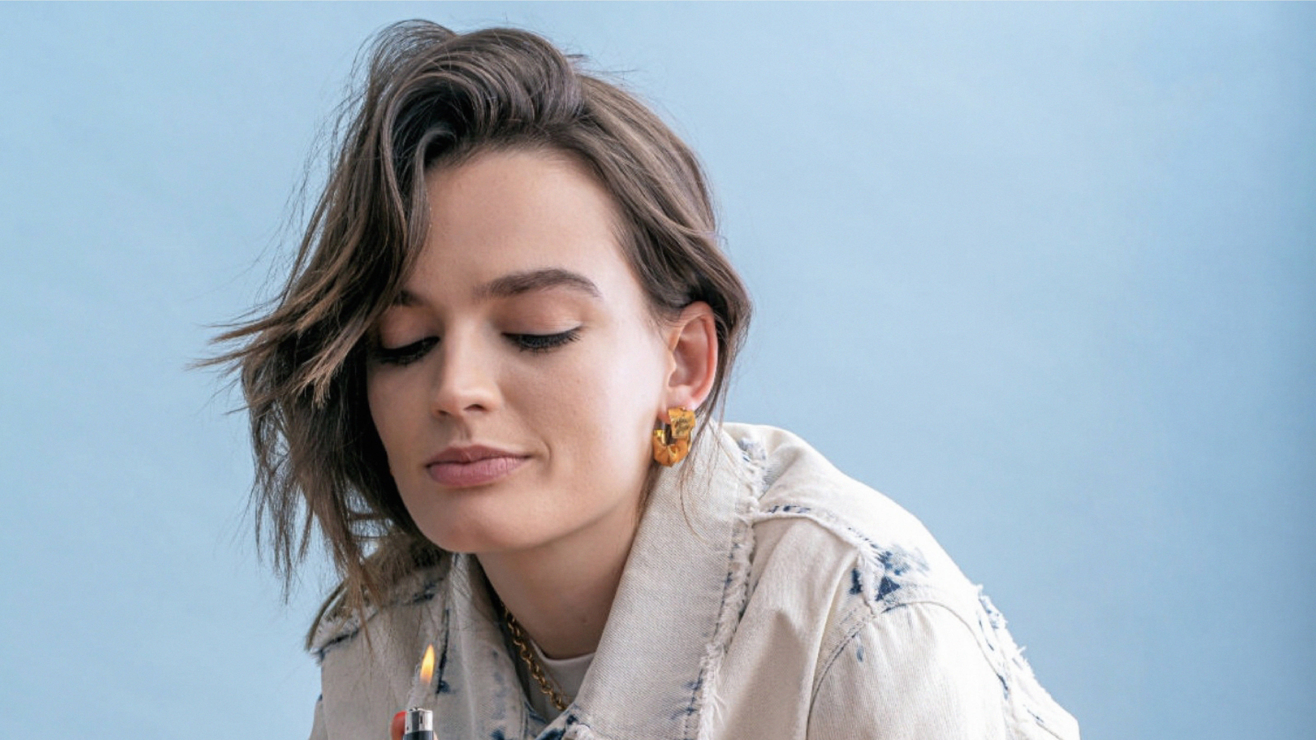 Emma Mackey, acid wash, tousled brown hair, 4K Desktop Wallpaper