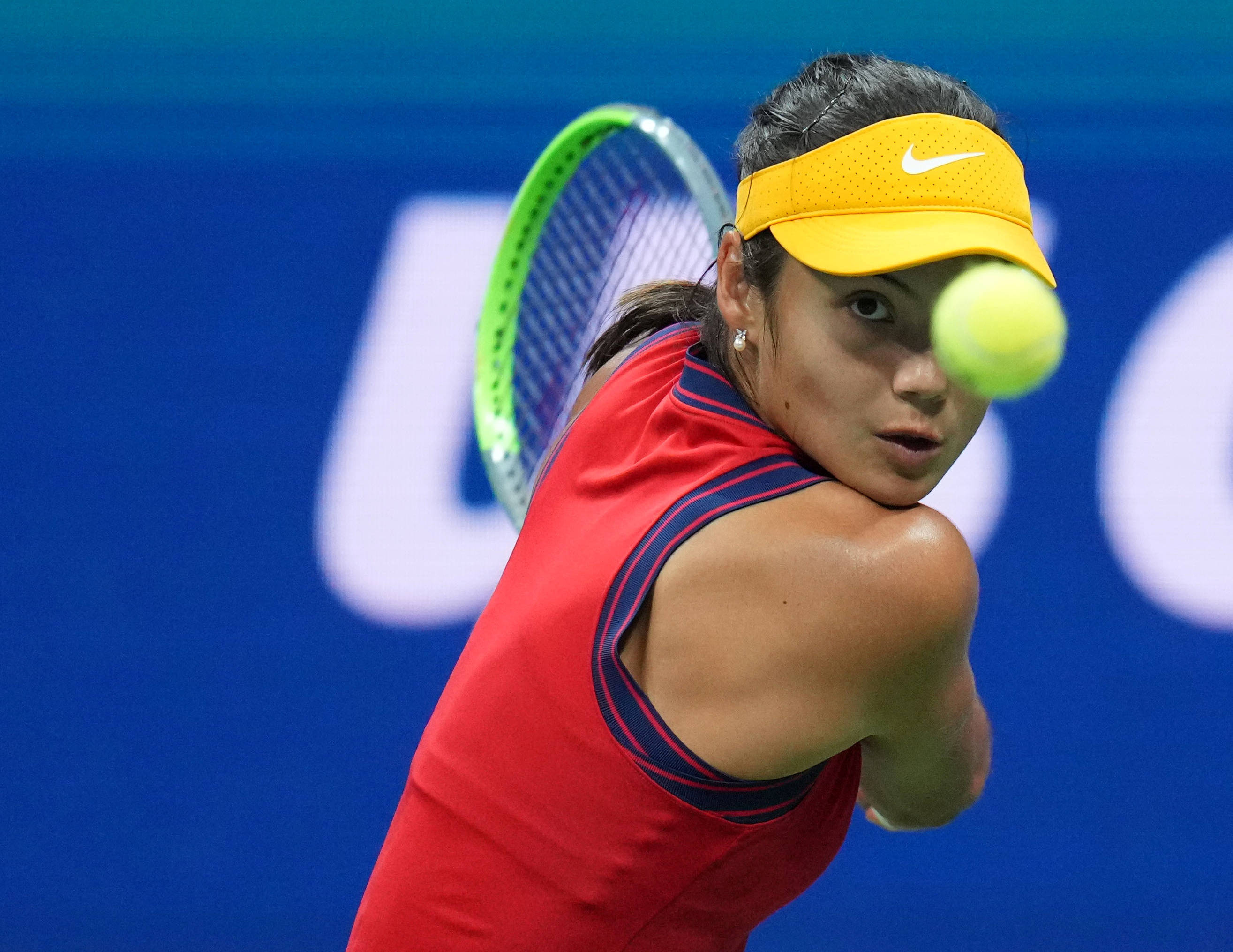Emma Raducanu, red top, yellow visor, 2K Desktop Wallpaper