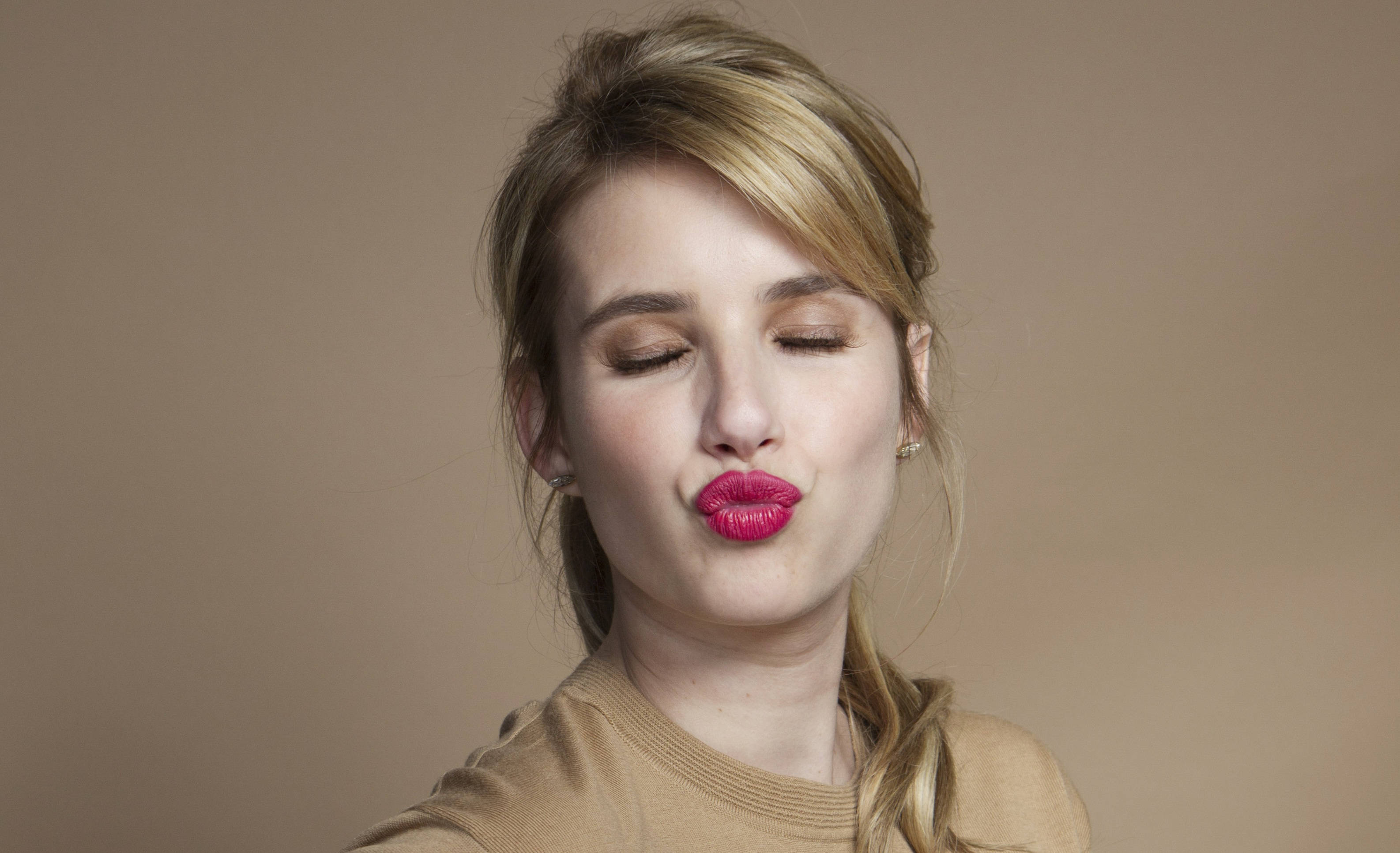 Emma Roberts, blonde hair, bright pink lips, 2K Desktop Wallpaper