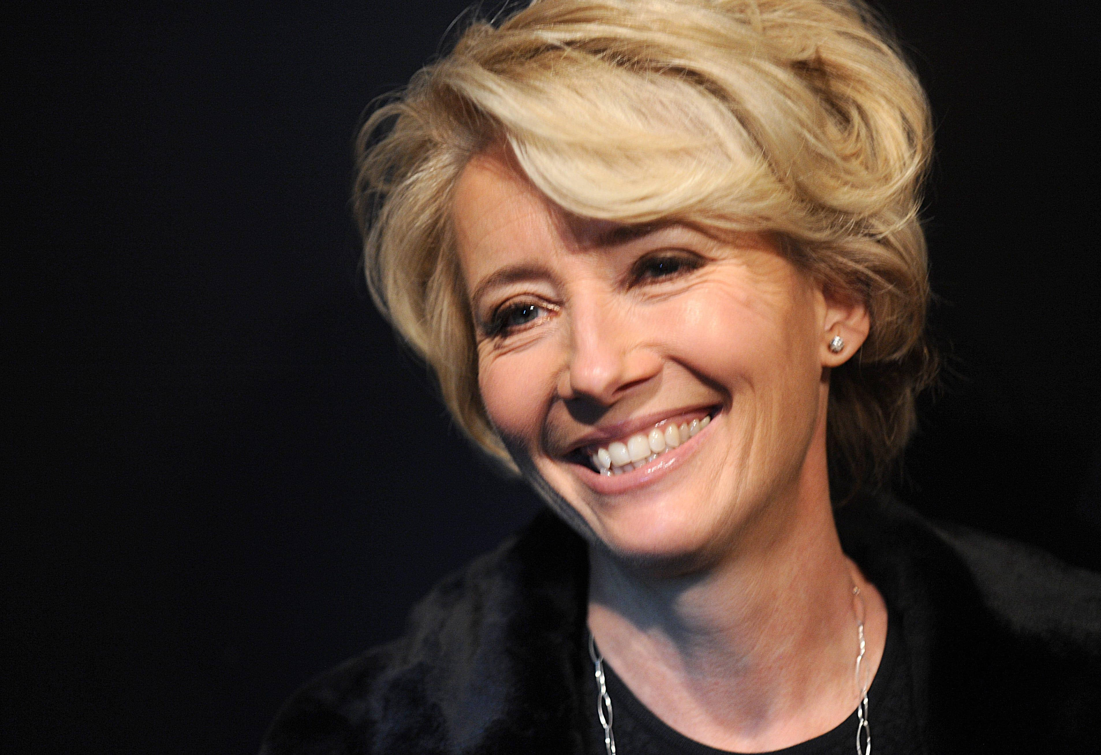 Emma Thompson, blonde woman, short hair, 2K Desktop Wallpaper