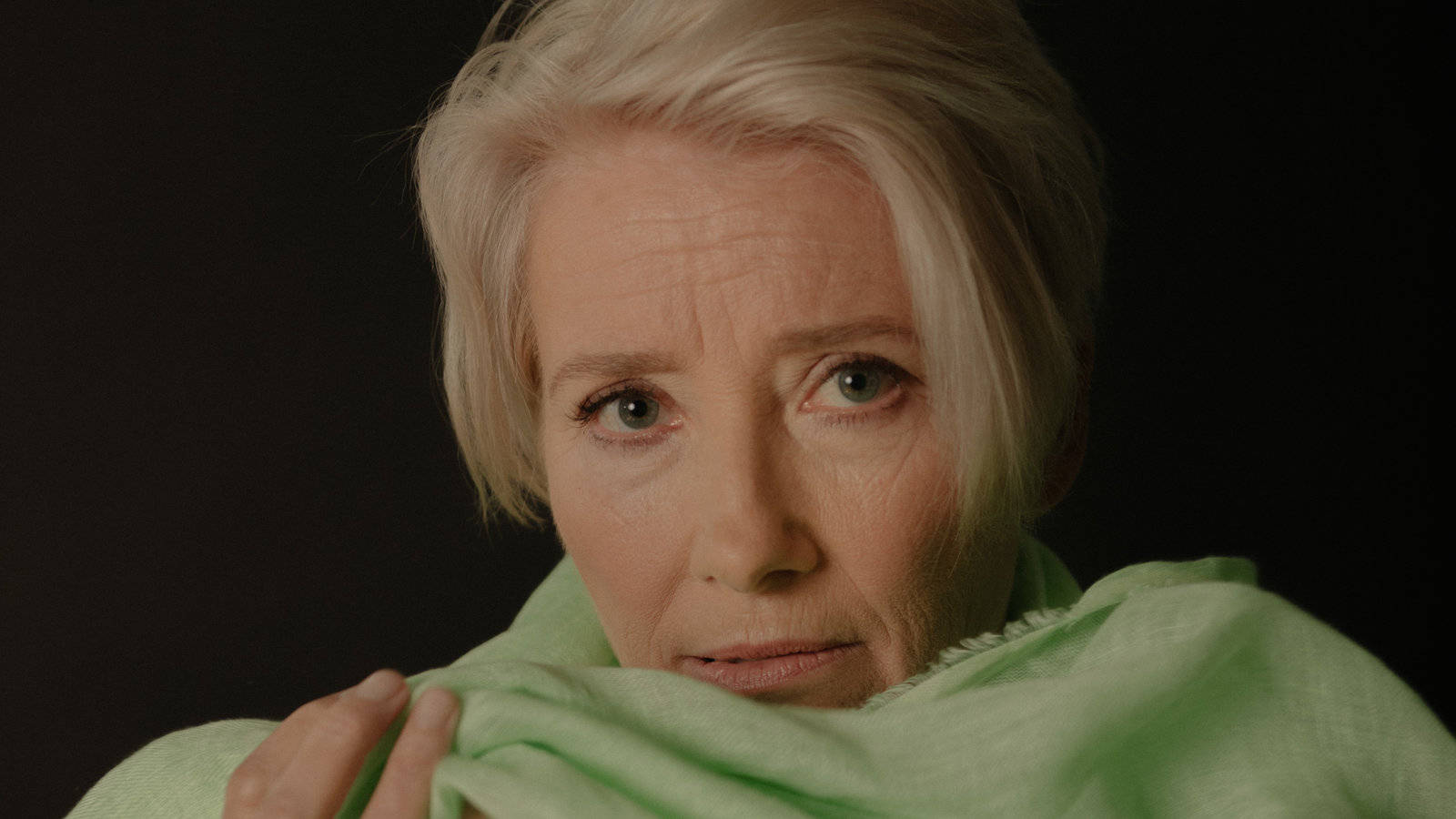 Emma Thompson, platinum hair, green shawl, HD Desktop Wallpaper