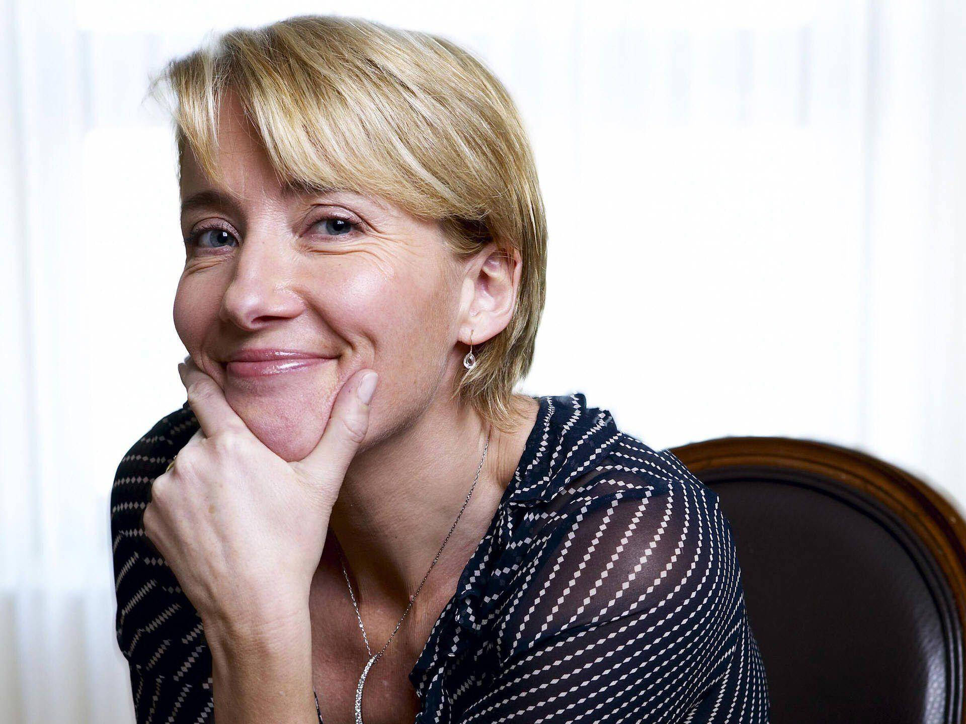 Emma Thompson, short blonde hair, bright window, Full HD Desktop Wallpaper