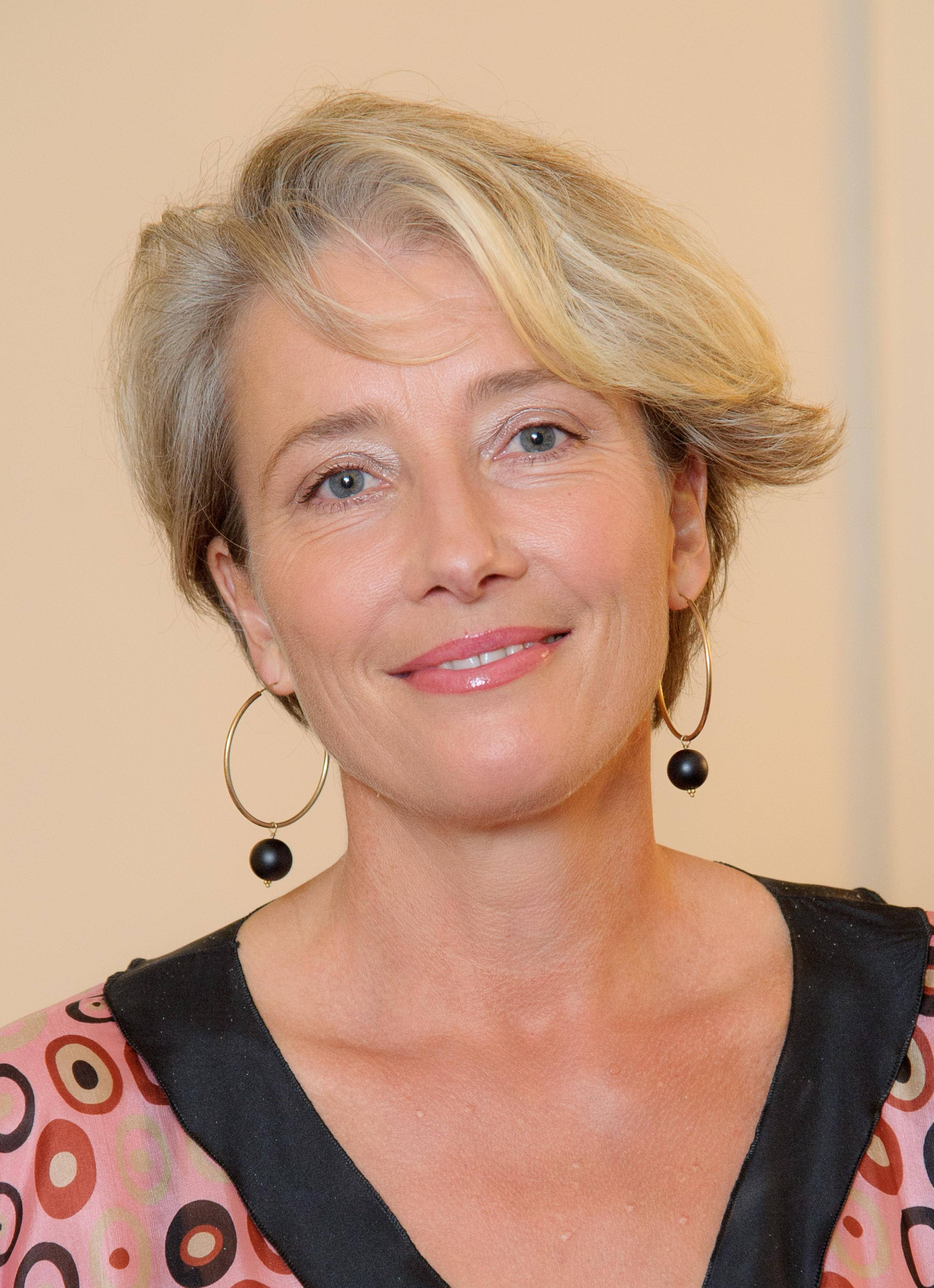 Emma Thompson, short blonde hair, gold hoop earrings, 2K Phone Wallpaper