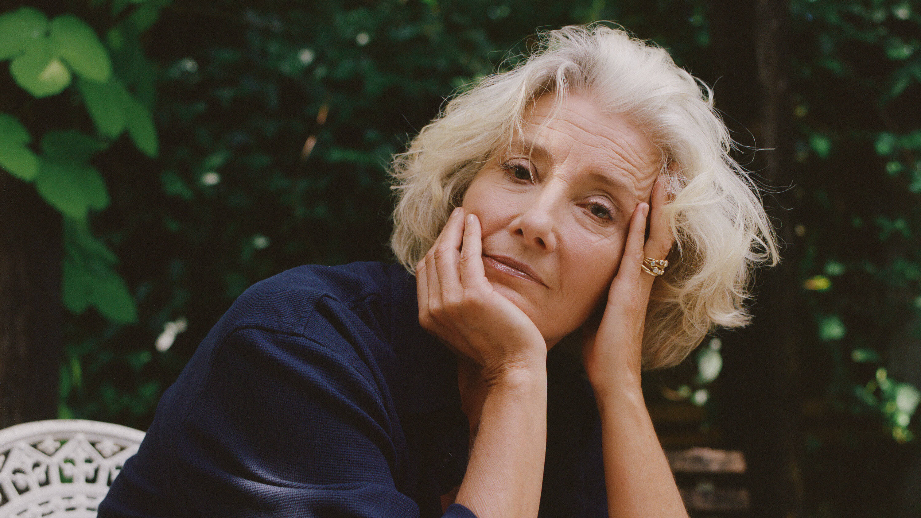 Emma Thompson, white hair, lush green garden, 2K Desktop Wallpaper