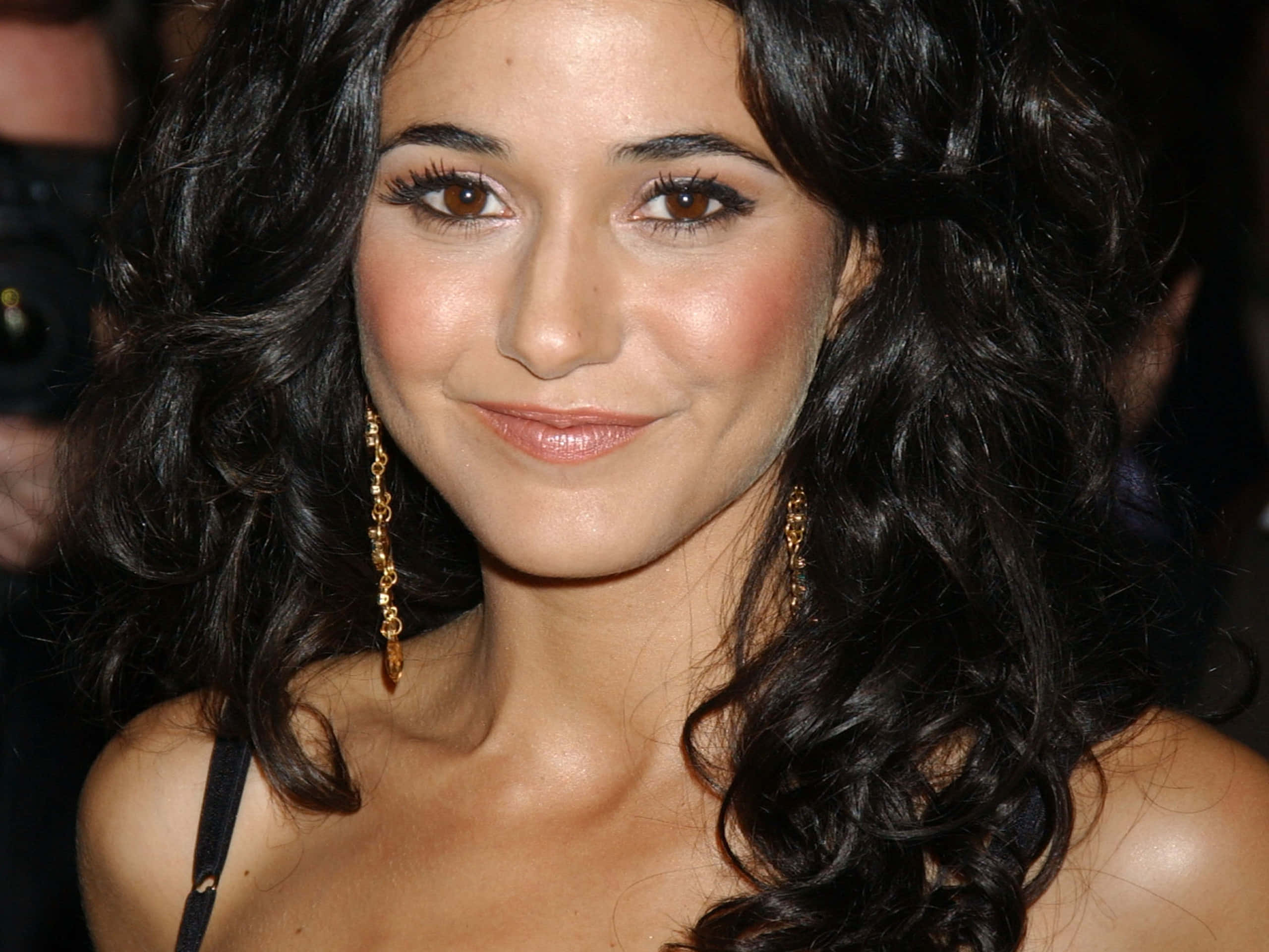 Emmanuelle Chriqui, dark wavy hair, gold dangling earrings, 2K Desktop Wallpaper